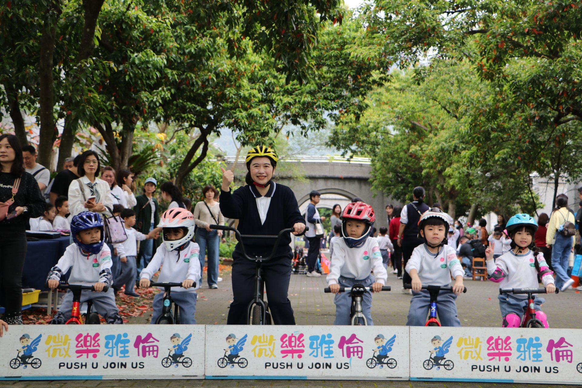 逸貞校長陪伴孩子一同體驗賽道奔馳的快樂。