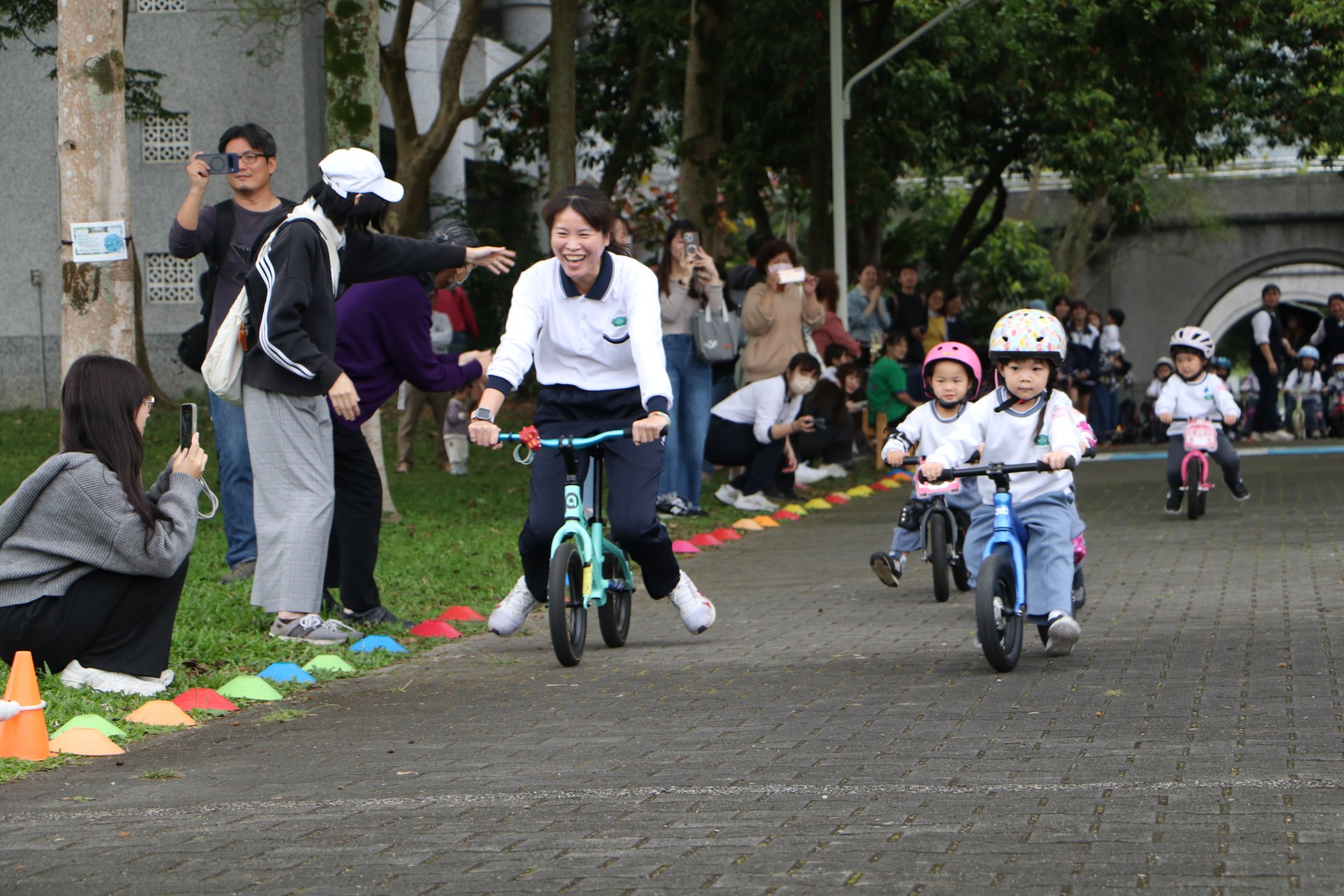 佩珠園長也陪伴孩子一同體驗賽道奔馳的快樂。