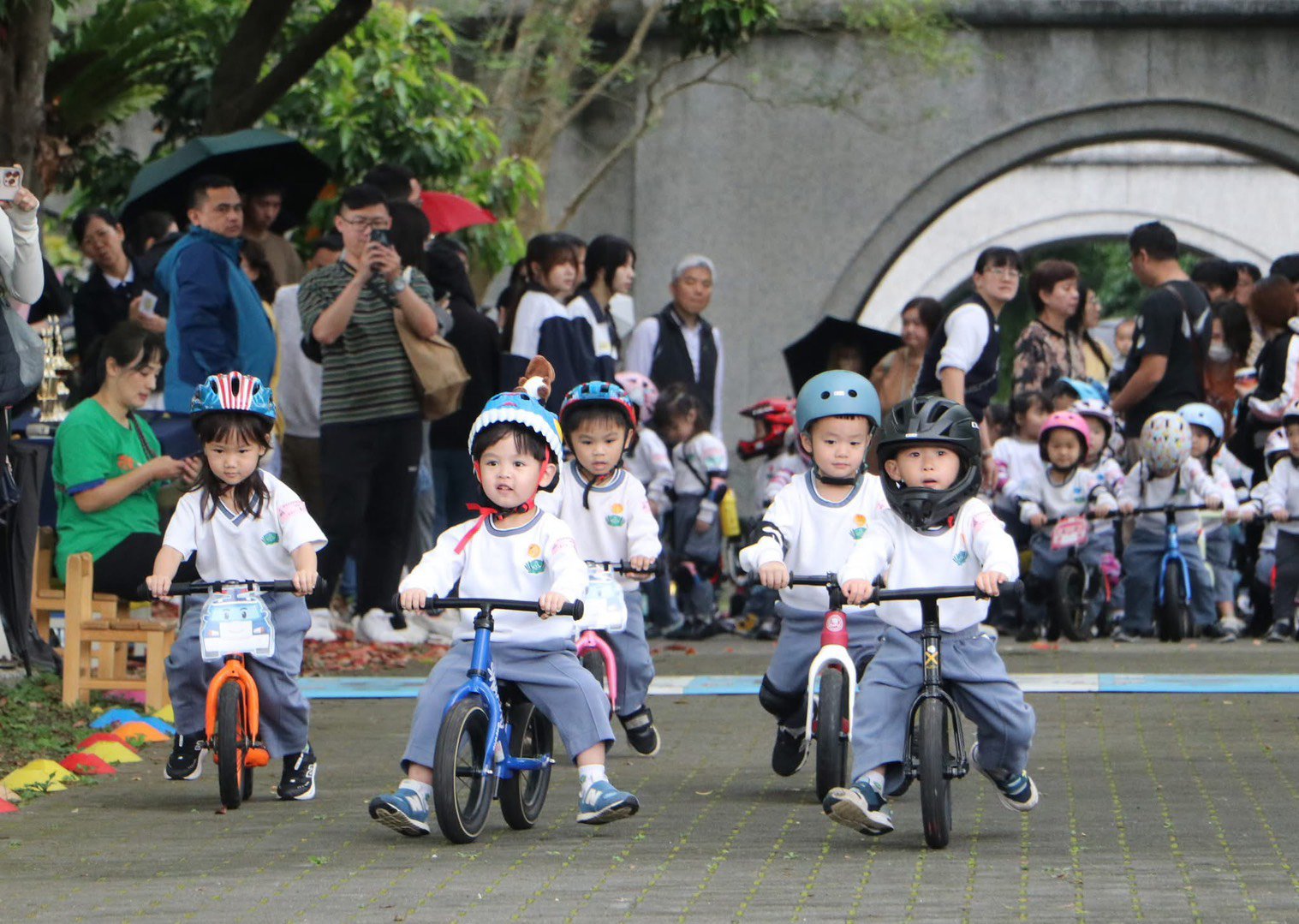 孩子眼神專注,哨聲響起向前衝刺努力回到終點