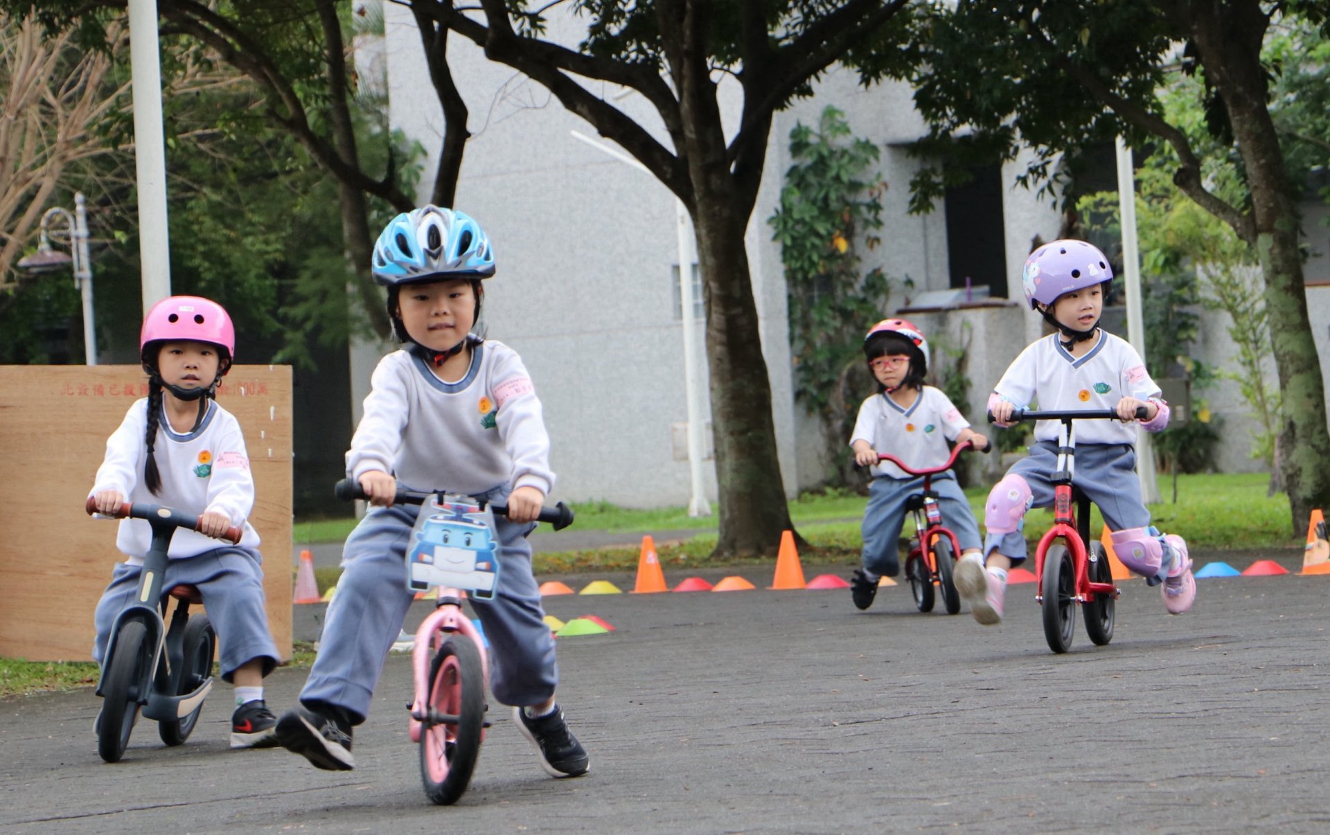 孩子眼神專注,哨聲響起向前衝刺努力回到終點
