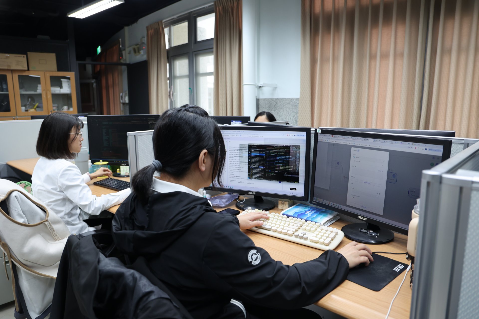 東區全人轉型目標為建立標準化、具備韌性的交換核心全國健康數據平台,將能大幅減輕醫護負擔,讓醫療機構、民眾和政府都能善加運用以提升全民健康。示意圖為花蓮慈院AI中心工程師維護「血液透析平台」,平台可標準化,並整合花蓮、玉里、關山等偏鄉病人資料、用藥、醫囑及檢驗結果,讓醫師可以於臨床直接了解並預知病人狀況,不受交通中斷影響。