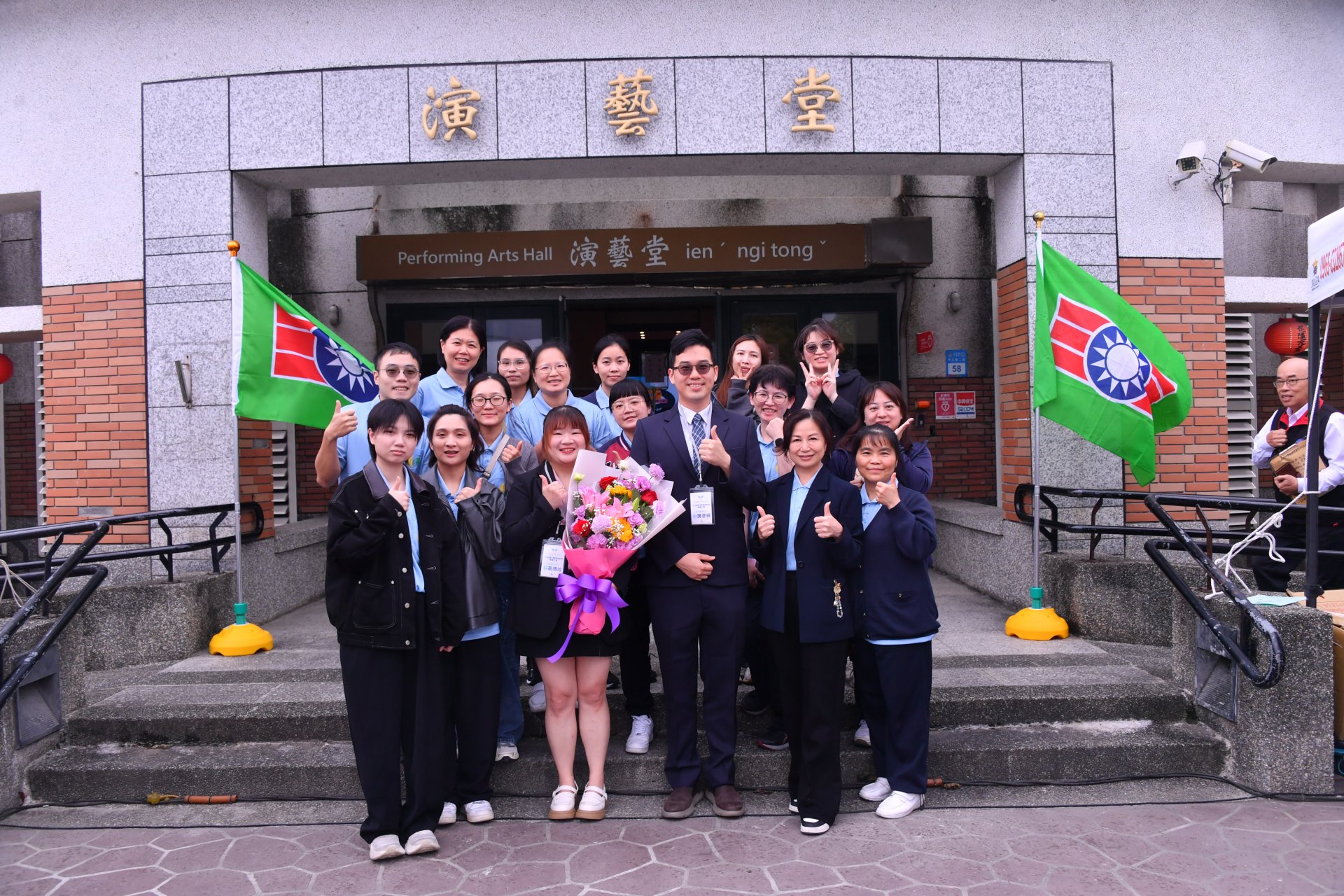 花蓮慈院護理部團隊齊聚為高晴吟護理長和龔彥綸醫師獲得花蓮縣優秀青年代表祝賀!