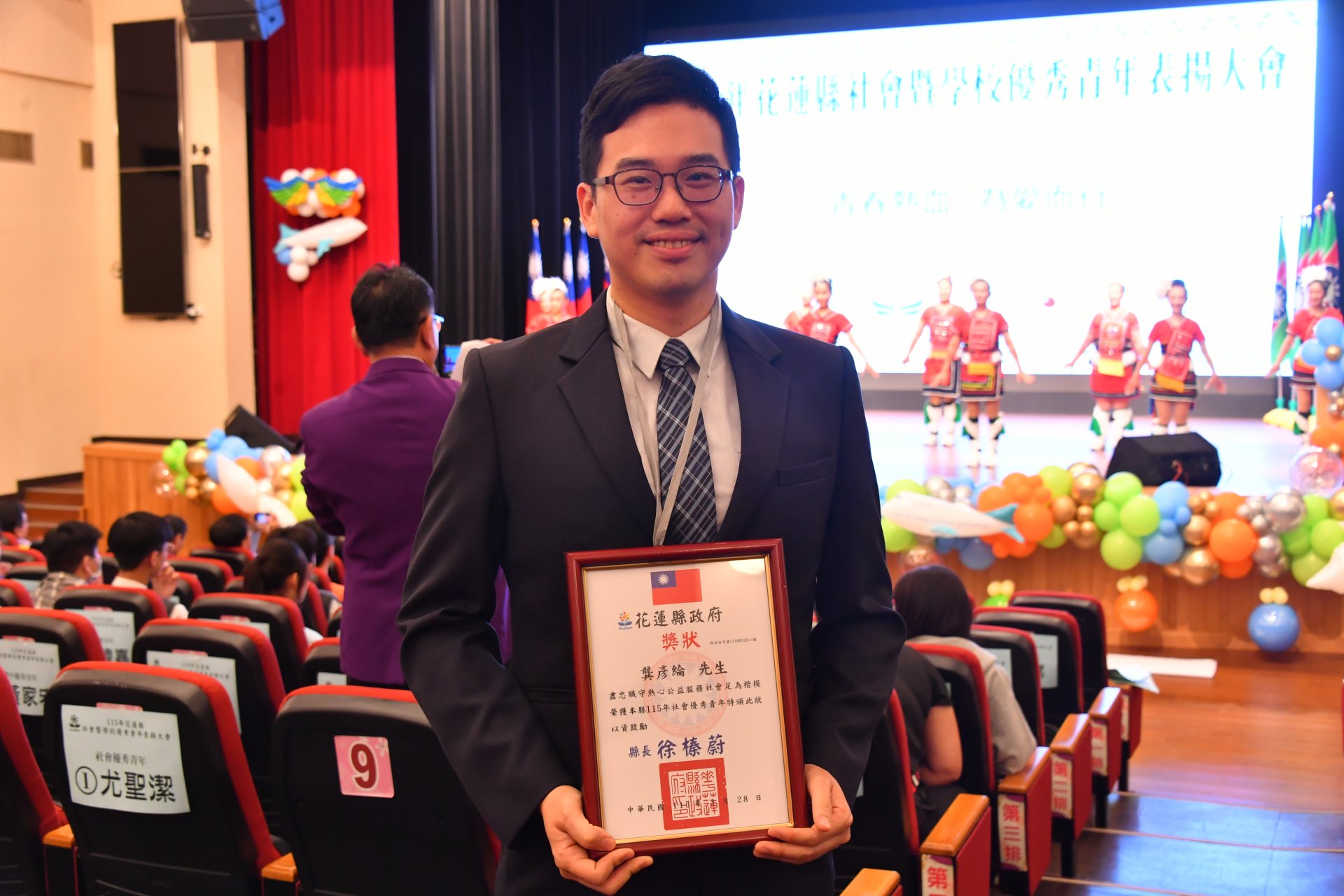 花蓮慈院龔彥綸醫師專研針灸領域，長期不懈的在花蓮慈院耕耘中西醫合療與傳承教學，以精湛醫術和溫暖的笑容服務弱勢，期望自己讓更多病人受惠於中醫並恢復健康。