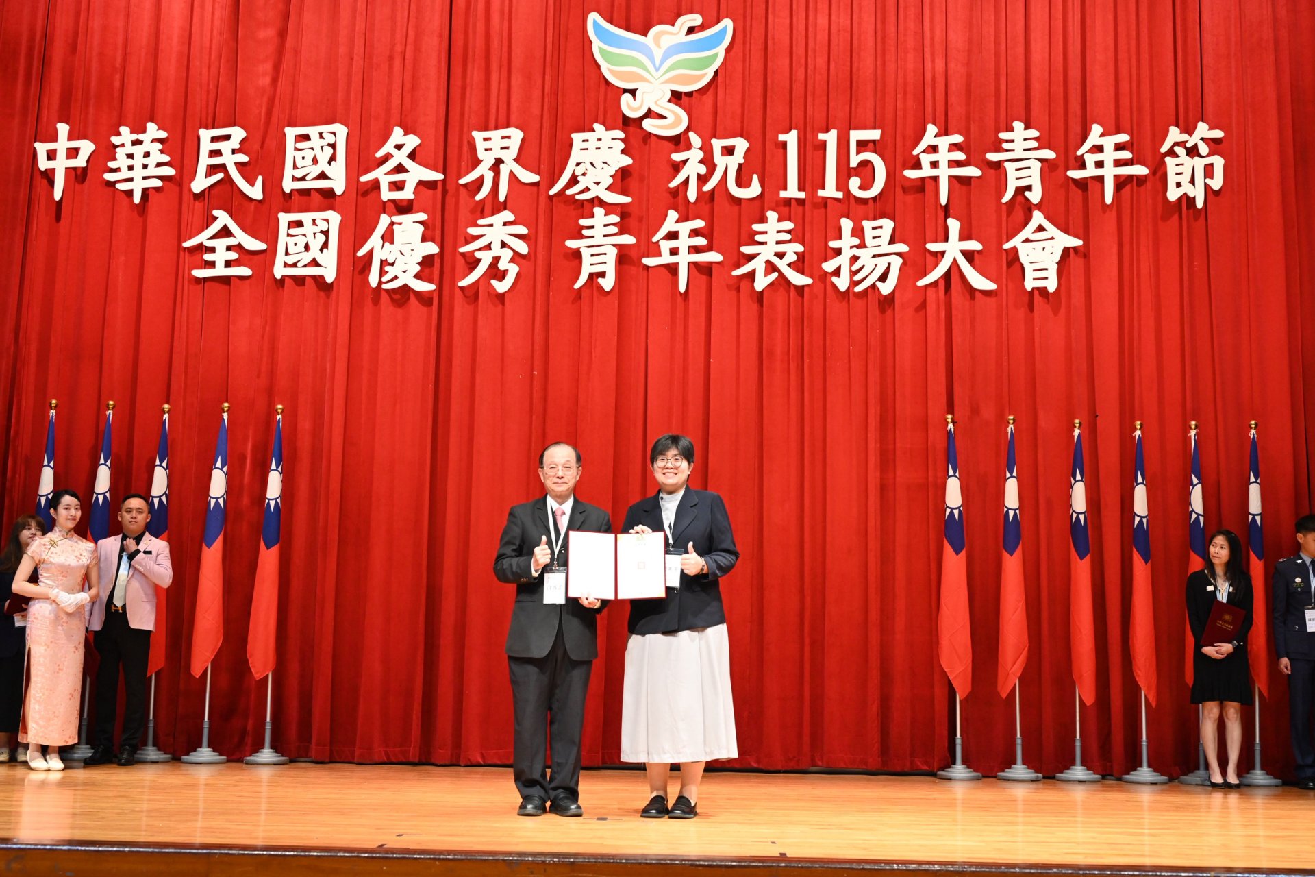 花蓮慈院最年輕的督導周英芳，秉持一旦決定要做，就要堅持到底的精神，經歷多次災難及事故累積豐富經驗，積極為社會培育更具韌性與溫度的醫療體系，實踐青年對社會的責任與影響力的行動，獲得全國優秀青年楷模。