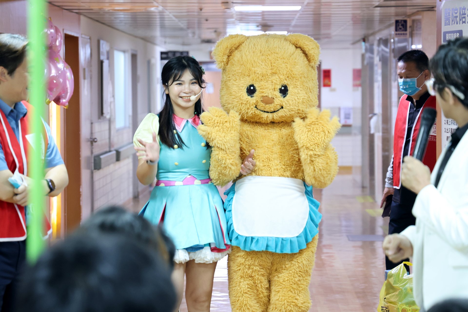 漢堡姊姊（左）與人形大布偶「漢堡熊」（右）活力開場，帶領全場大、小朋友跳起輕快可愛的舞步，不論是模仿松鼠奔跑、還是學小兔子跳躍，都難不倒大家。