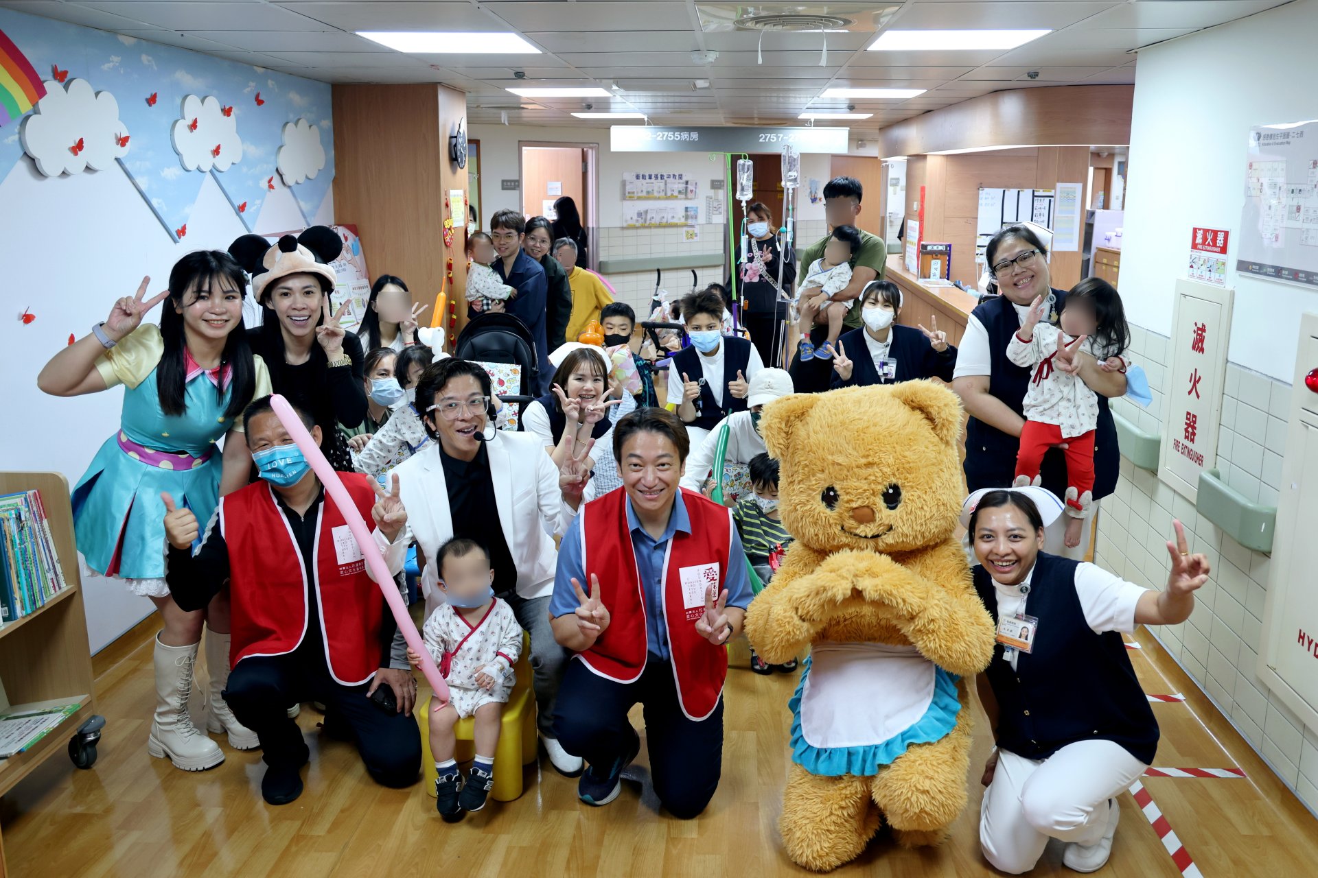 3月30日，愛花蓮文化藝術基金會董事長暨花蓮縣議員魏嘉賢（前排右三穿著紅背心者），再度攜手藝人雷恩叔叔（前排右四穿著白西裝者）、漢堡姊姊（第二排左一身穿藍衣者）以及人偶「漢堡熊」，陪伴住院的小勇士們提前慶祝兒童節。