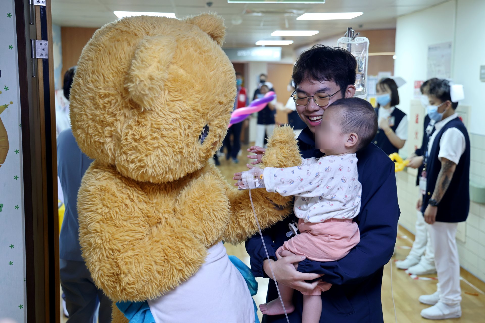 陪同孩子就醫住院的董先生感動地表示：「病房的生活其實蠻悶的，沒想到有這樣的活動讓這裡熱鬧起來，看到孩子笑得這麼開心，真的很感謝。」