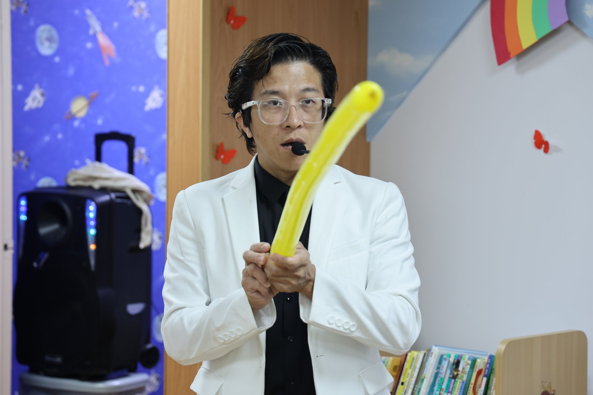 雷恩叔叔魔術秀笑聲不斷，他邀請小病友上台擔任小小魔法師，讓在場的大小朋友與醫護人員哄堂大笑。雷恩叔叔最後也以他純熟的技巧折出小白兔和機關槍等造型氣球，送給每個勇敢的小勇士們。