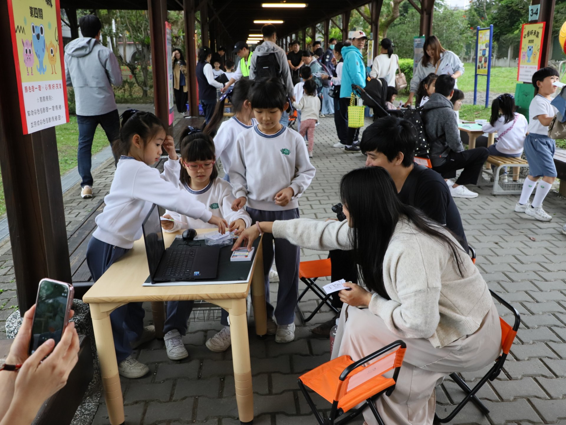 一年級的小老師分享情緒小怪獸