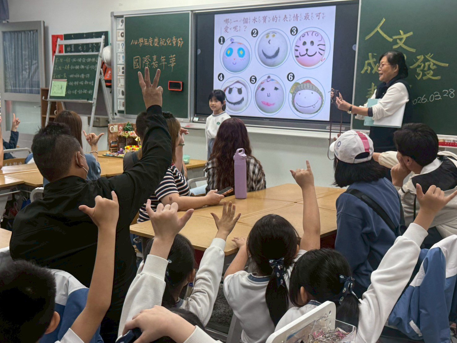二年級小老師詢問大家最喜歡的水寶表情