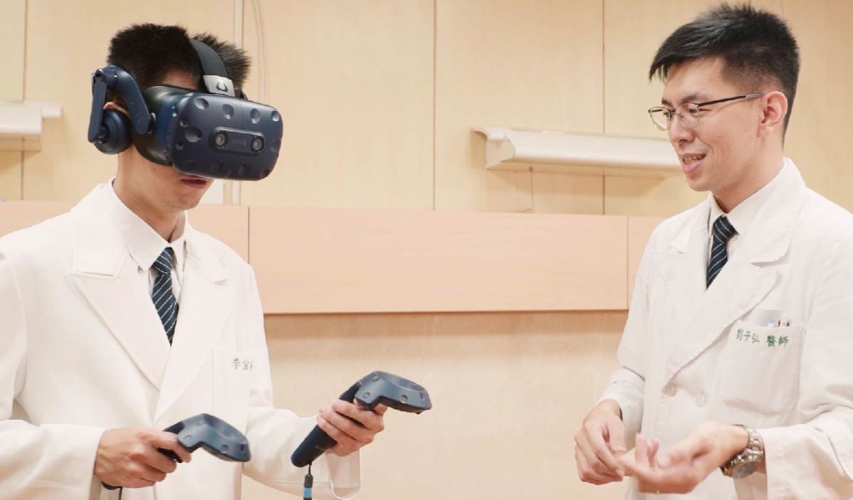 劉子弘副主任推動虛擬實境教案,透過模擬情境提升學員臨床應變能力。
