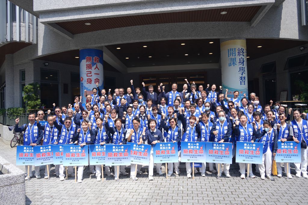 「救人一命 無損己身, 中正GO! GO! GO!」,將近百位志工在臺北中正靜思堂大門口呼喊口號,讓愛的能量成就「髓緣」,期望今天的街頭驗血宣導活動能夠圓滿順利。