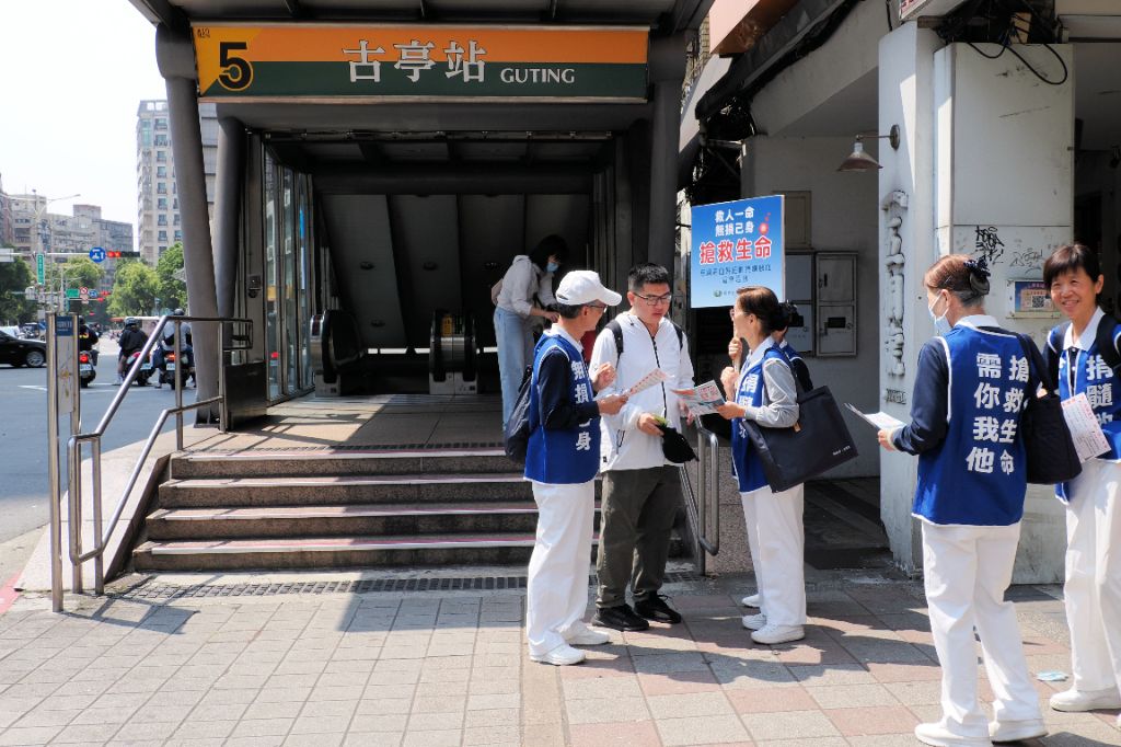 從淡水來找朋友的年輕人一出捷運站就遇到志工,剛好有時間去到靜思堂參加驗血建檔,為另一個生命帶來重生的機會。