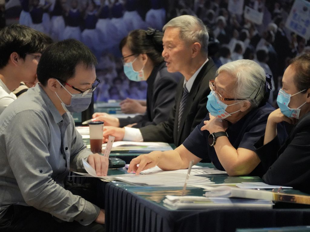 志工清楚引導驗血與建檔流程,使善念於理解中凝聚並化為行動願心漸生持續綻放。