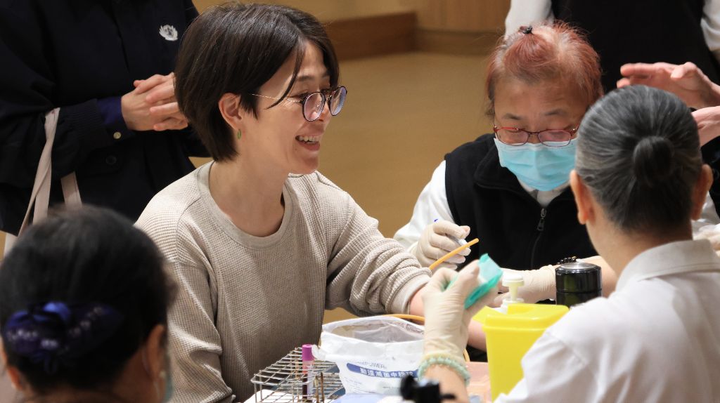 來自日本的台灣媳婦白石徹子,受邀參與驗血建檔。