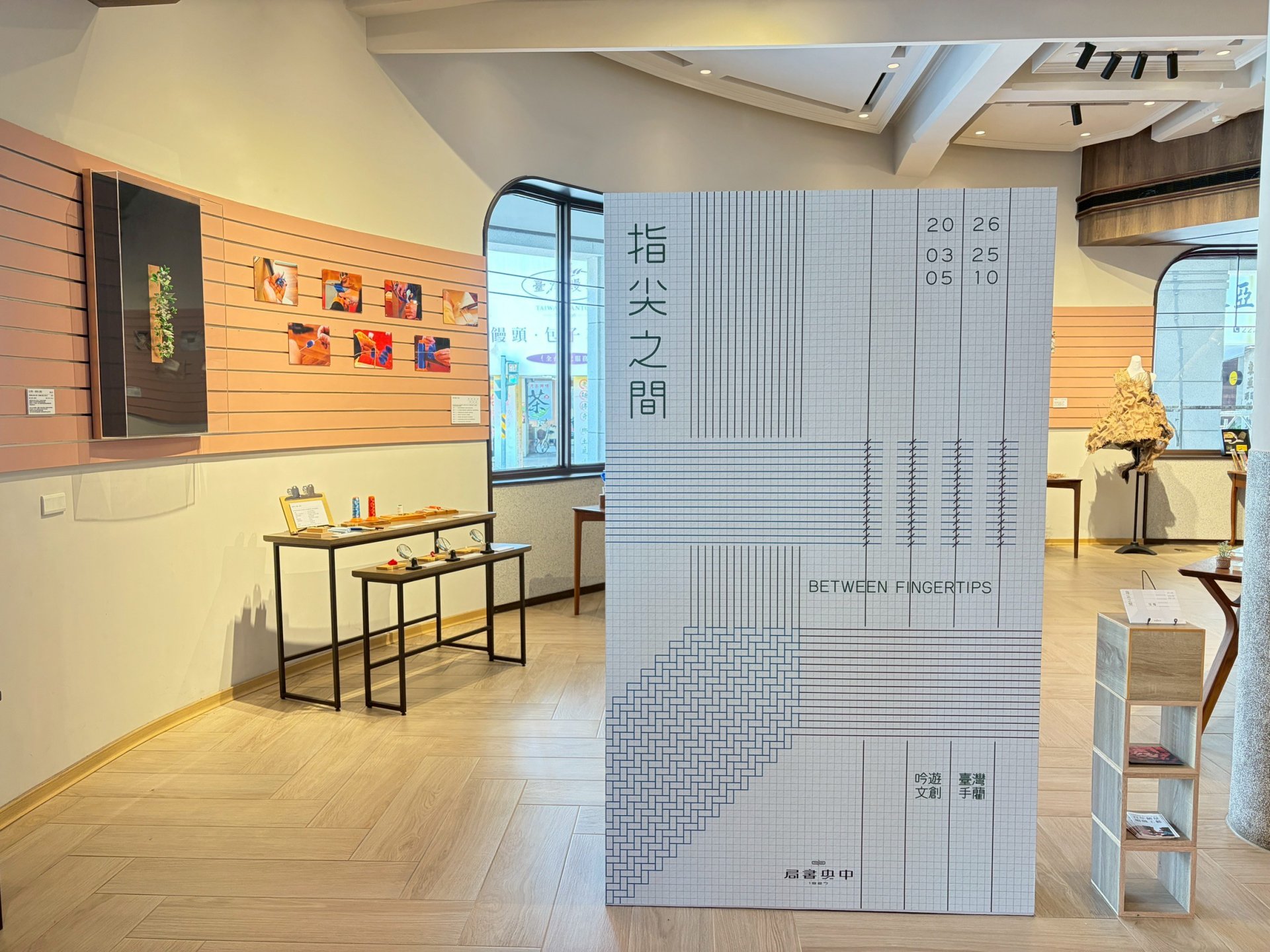 「指尖之間」展覽主視覺透過線性編織語彙呼應工藝的生成過程，作為進入展覽的起點。