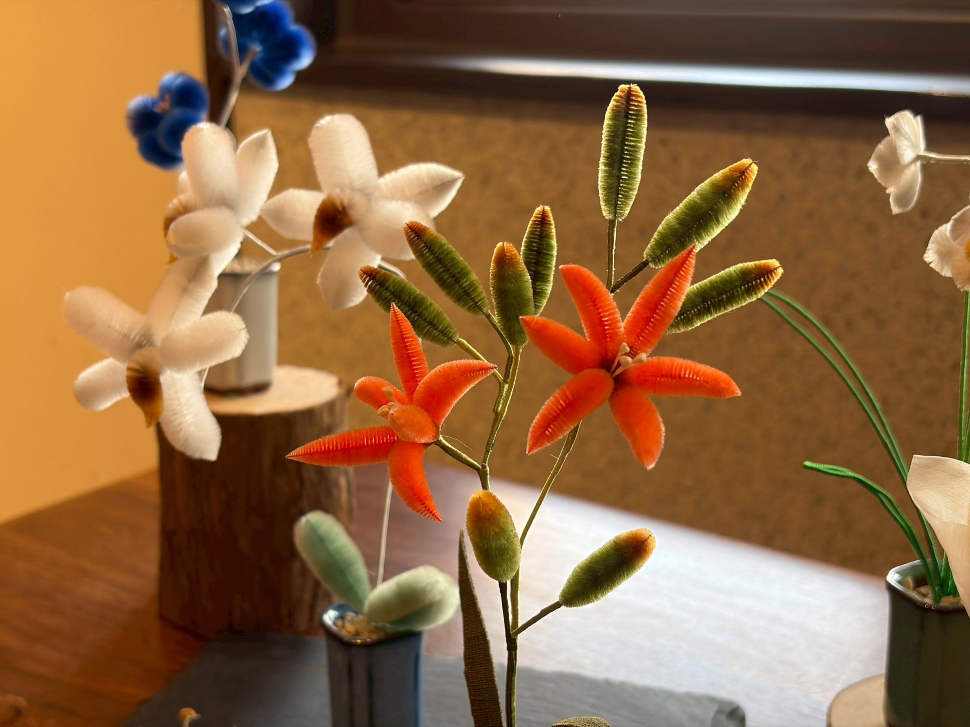 吟遊文創作品_月時藝景_向母親致敬，以節氣花卉進行創作，特別為本展以絨花創作_寸草春暉_ 。