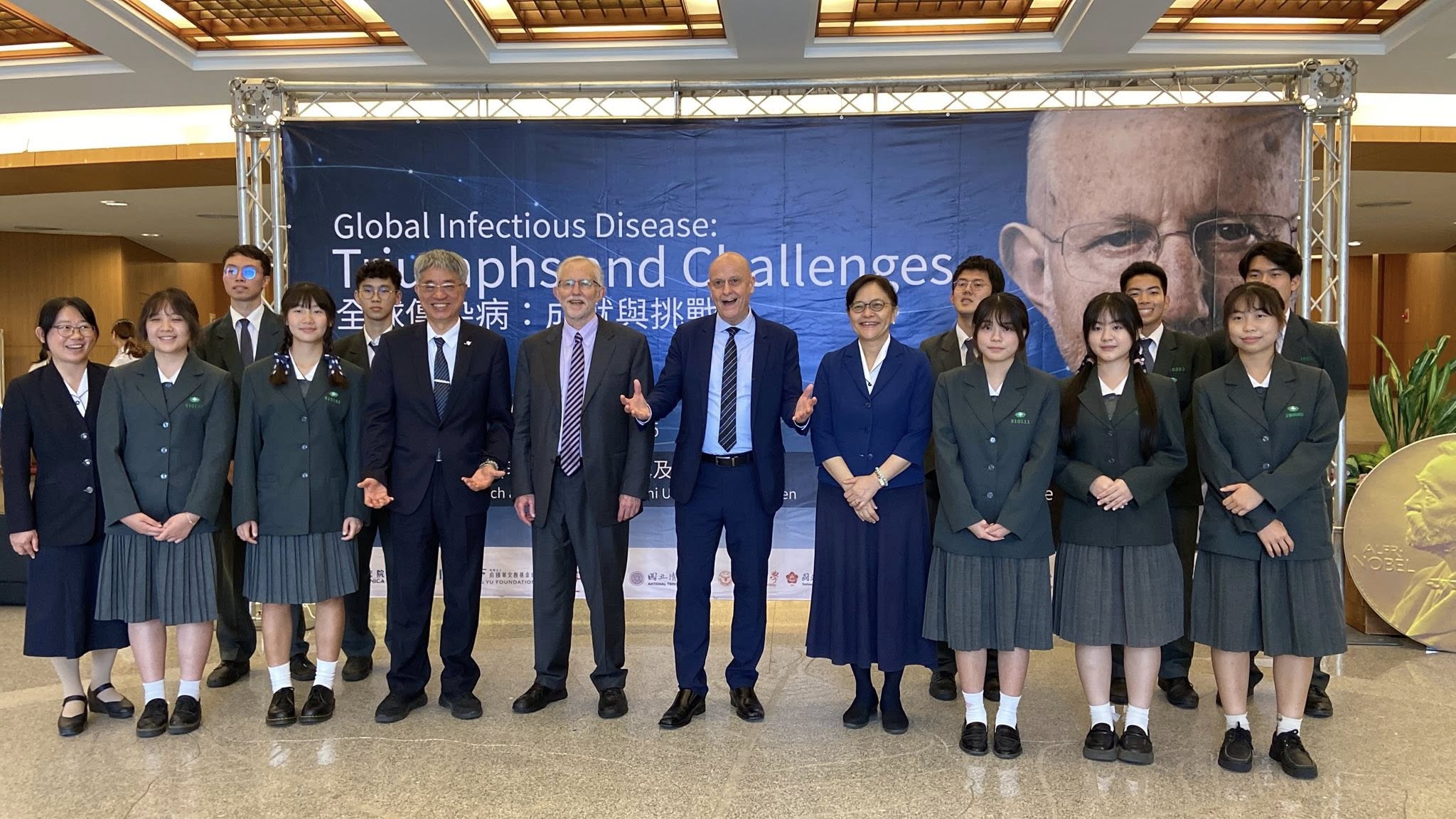 臺南慈中師生榮幸能與各醫學相關領域學者專家合影。