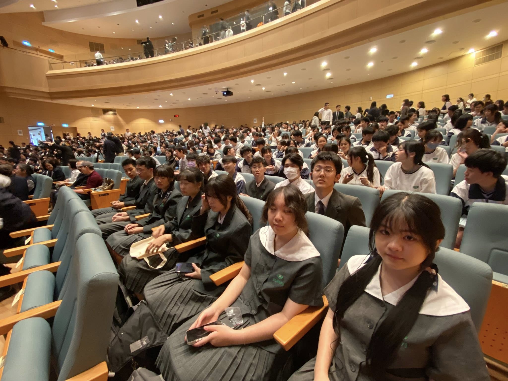一場英聽的專題講座即將展開,大會也貼心提供同步翻譯耳機,精彩內容不漏接!