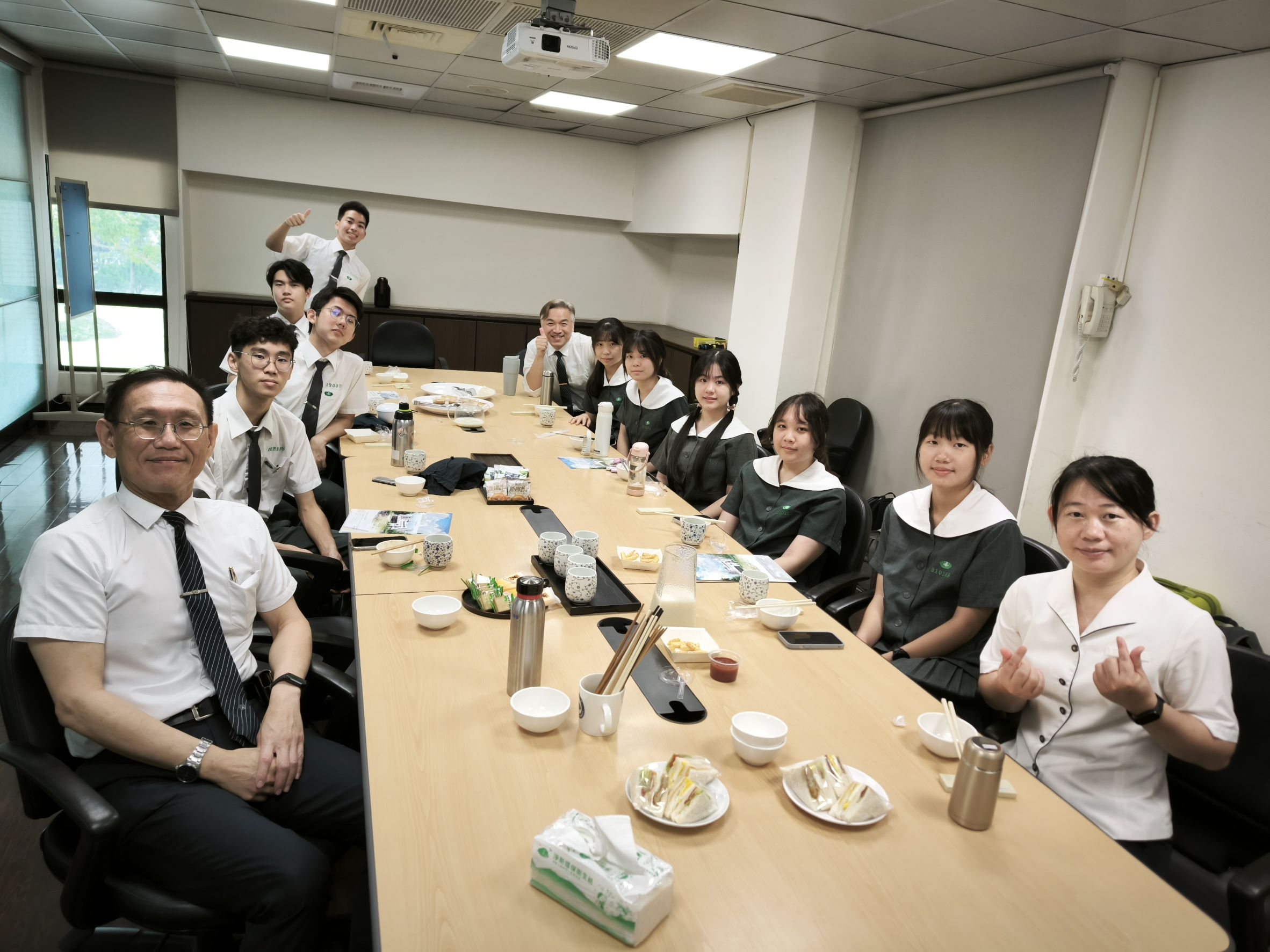 慈濟大學謝坤叡教務長撥冗與青年學子會談勉勵。