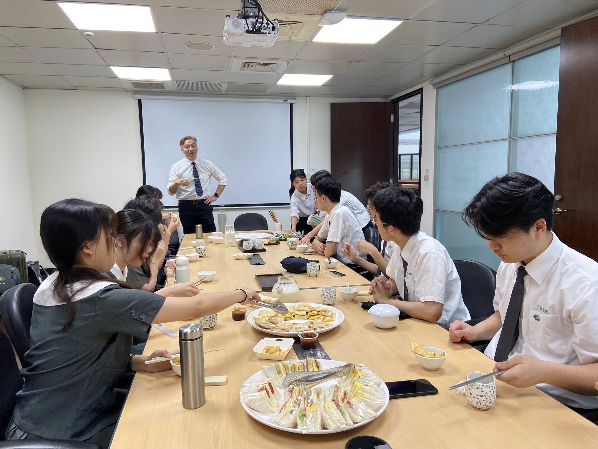 感恩慈濟大學胡凱揚主任一早撥冗和慈中孩子們互動分享慈濟大學優質的學習環境。