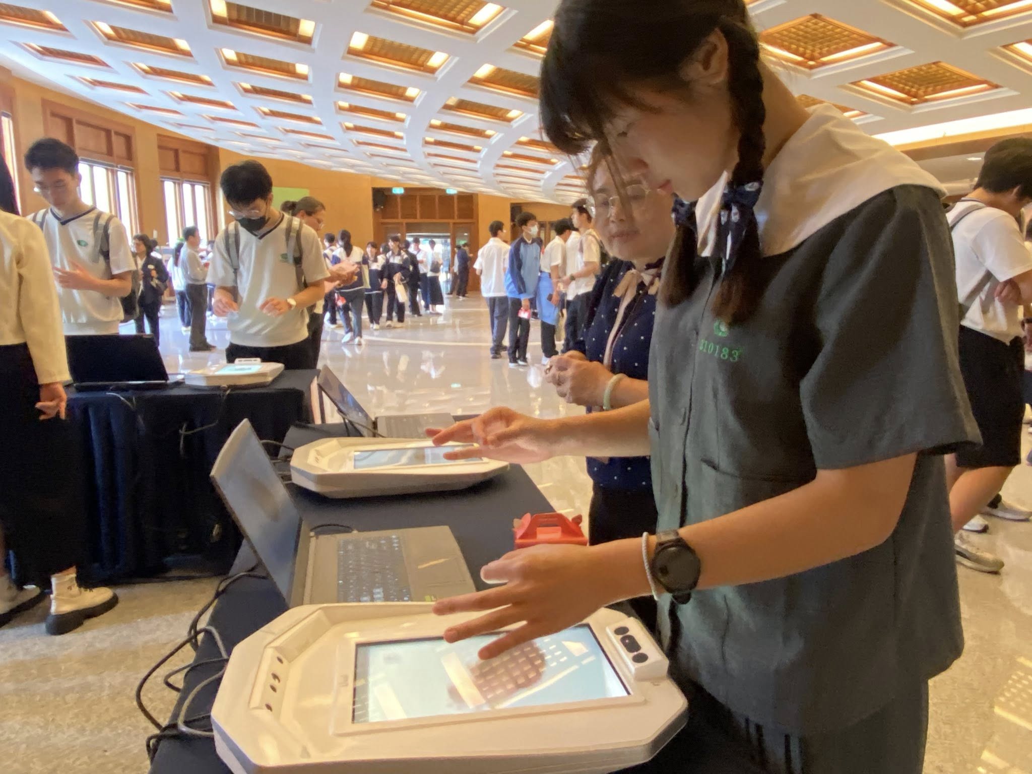 醫學系3D模擬內臟器官操作觀察。