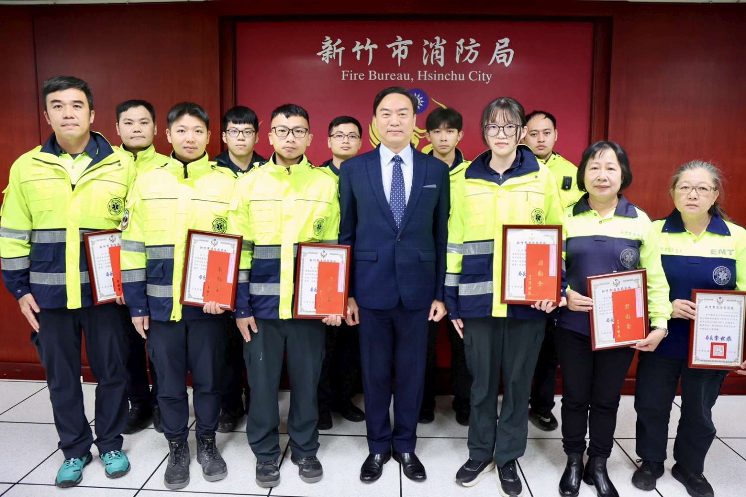 消防局長李世恭頒發感謝狀,感謝同仁辛勞並致上最誠摯的敬意。