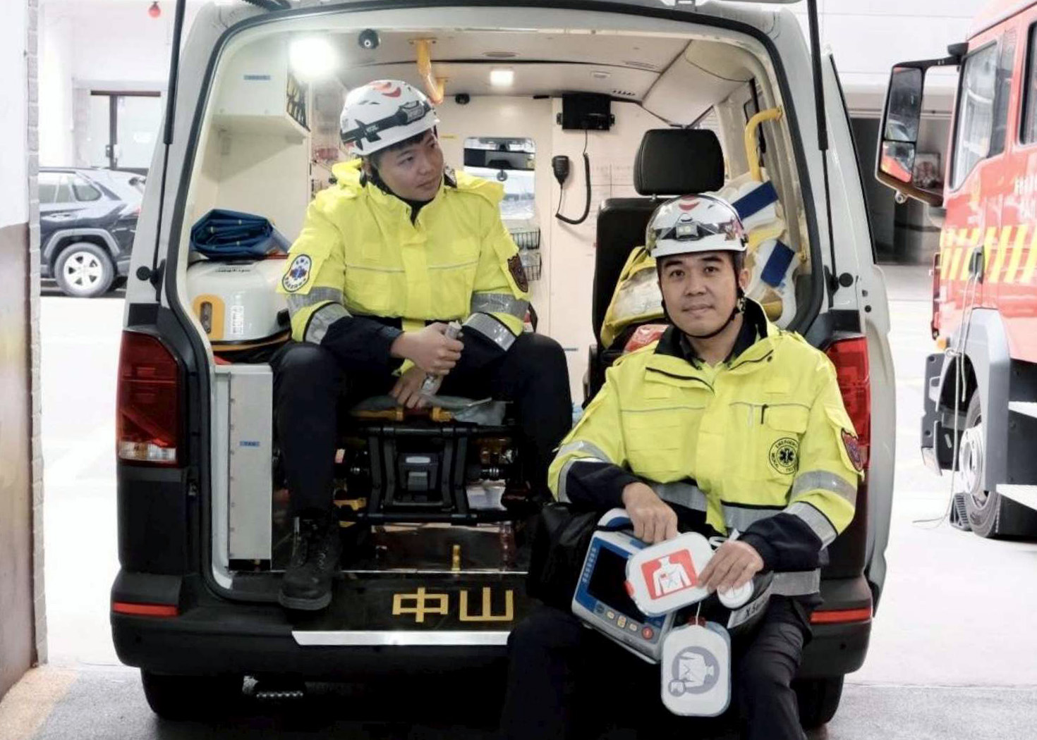 中山分隊消防員由右至左吳忠錡、張書瑜搶救OHCA成功。