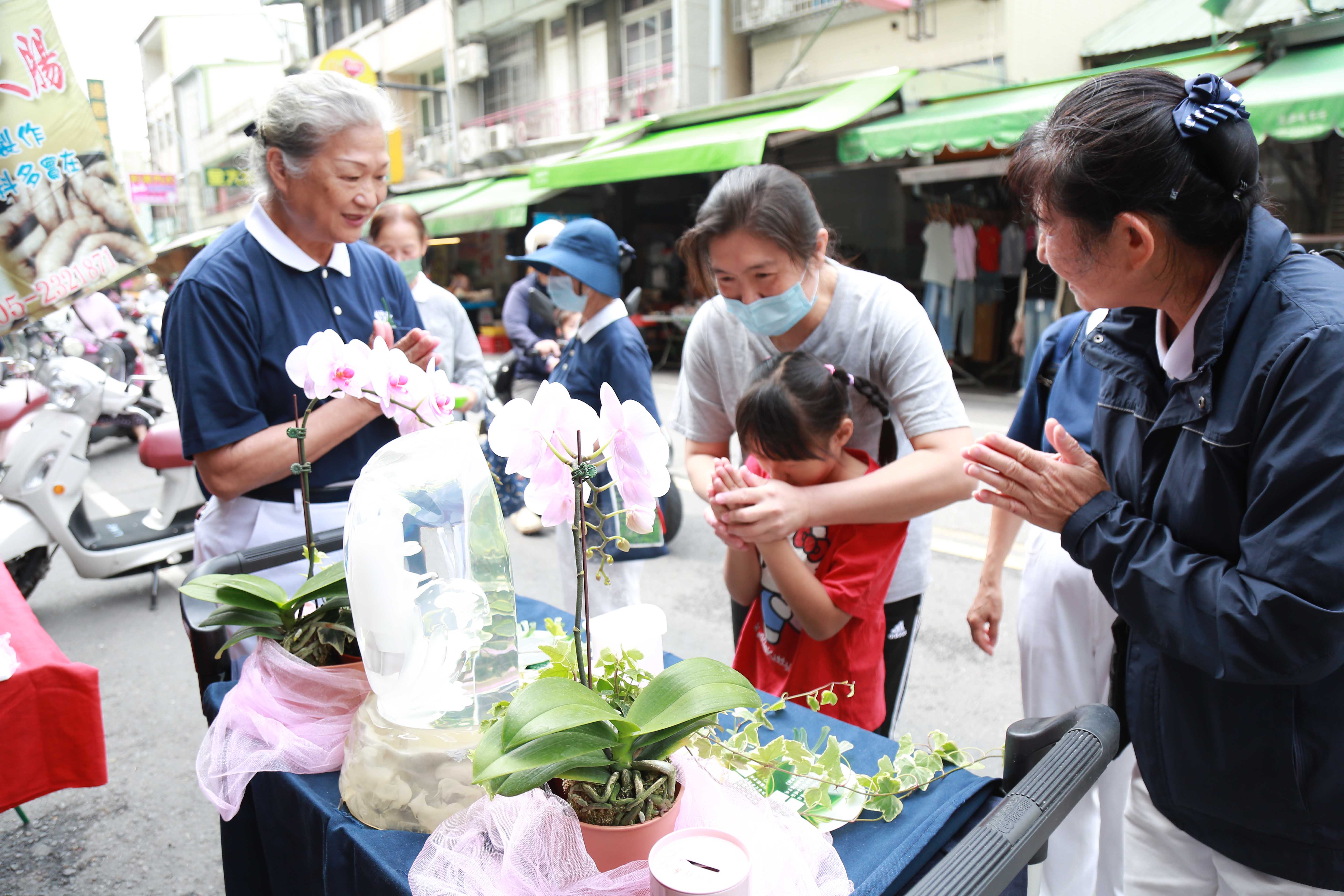 菜市場與佛相遇 嘉義北興街行動浴佛暖人心