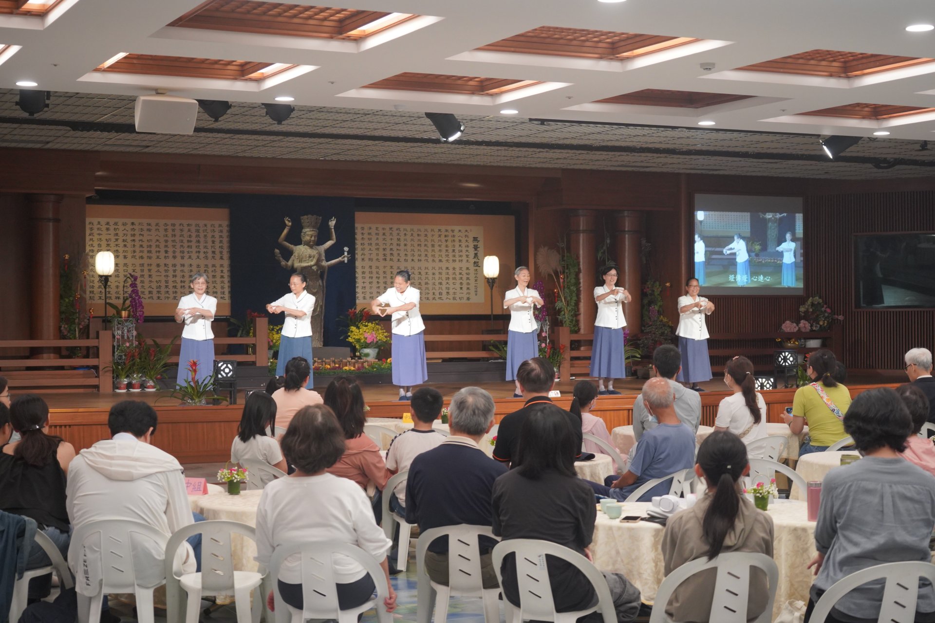 慈濟5月3日在花蓮靜思堂舉行「美哉！靜思堂」寫生比賽頒獎典禮暨作品展，活動前以手語呈現人文之美。