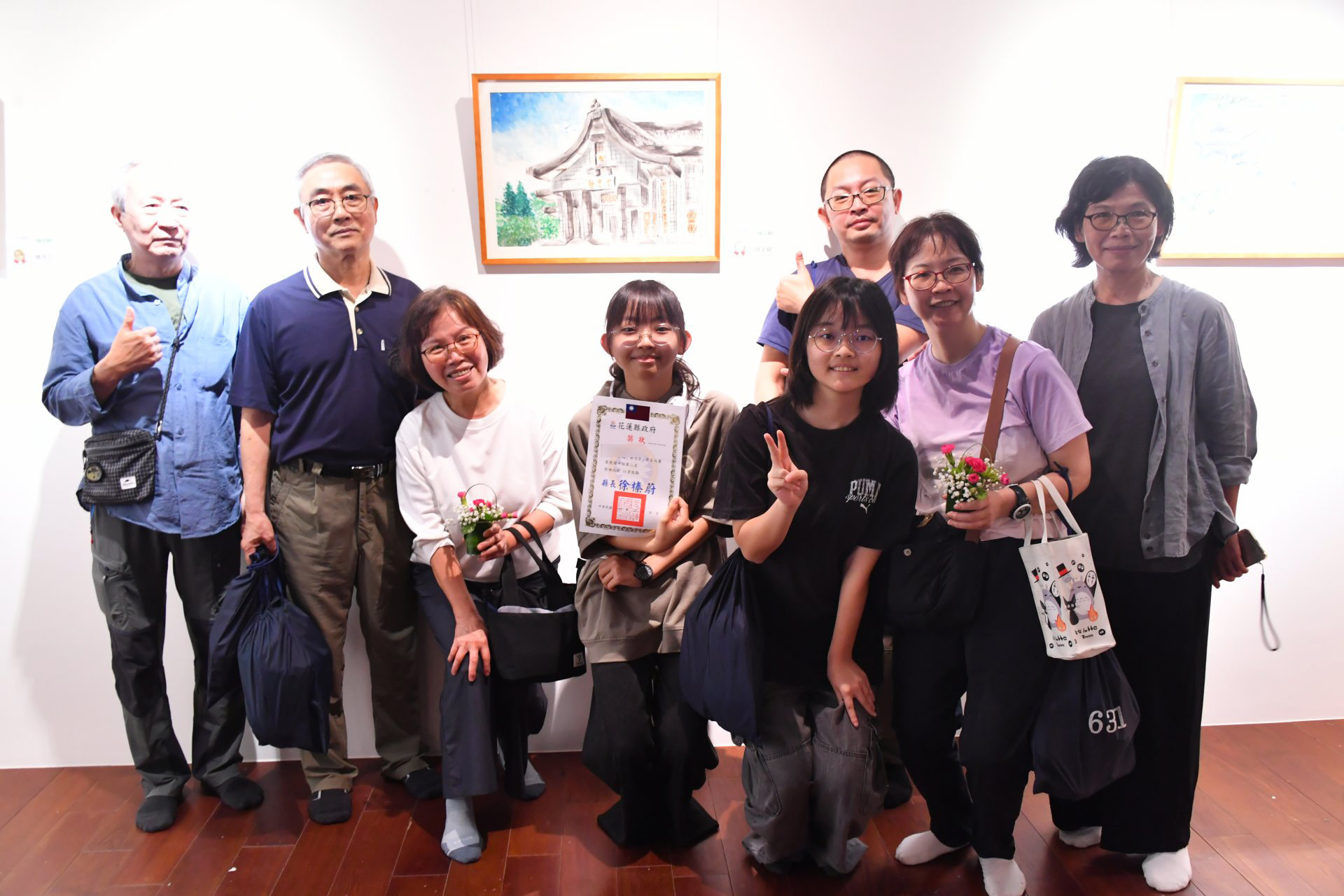 國中組第二名曾同學(拿獎狀者)在姊姊、父母、祖父母及親友陪同下上台領獎，8個人在獲_0