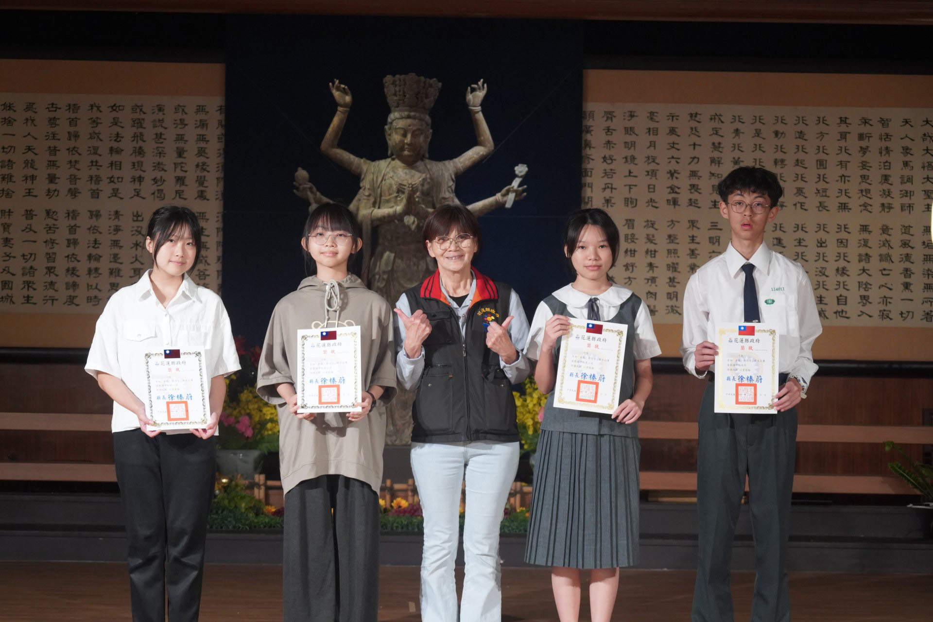 慈濟5月3日舉行「美哉！靜思堂」寫生比賽頒獎典禮，圖為國中組獲獎者