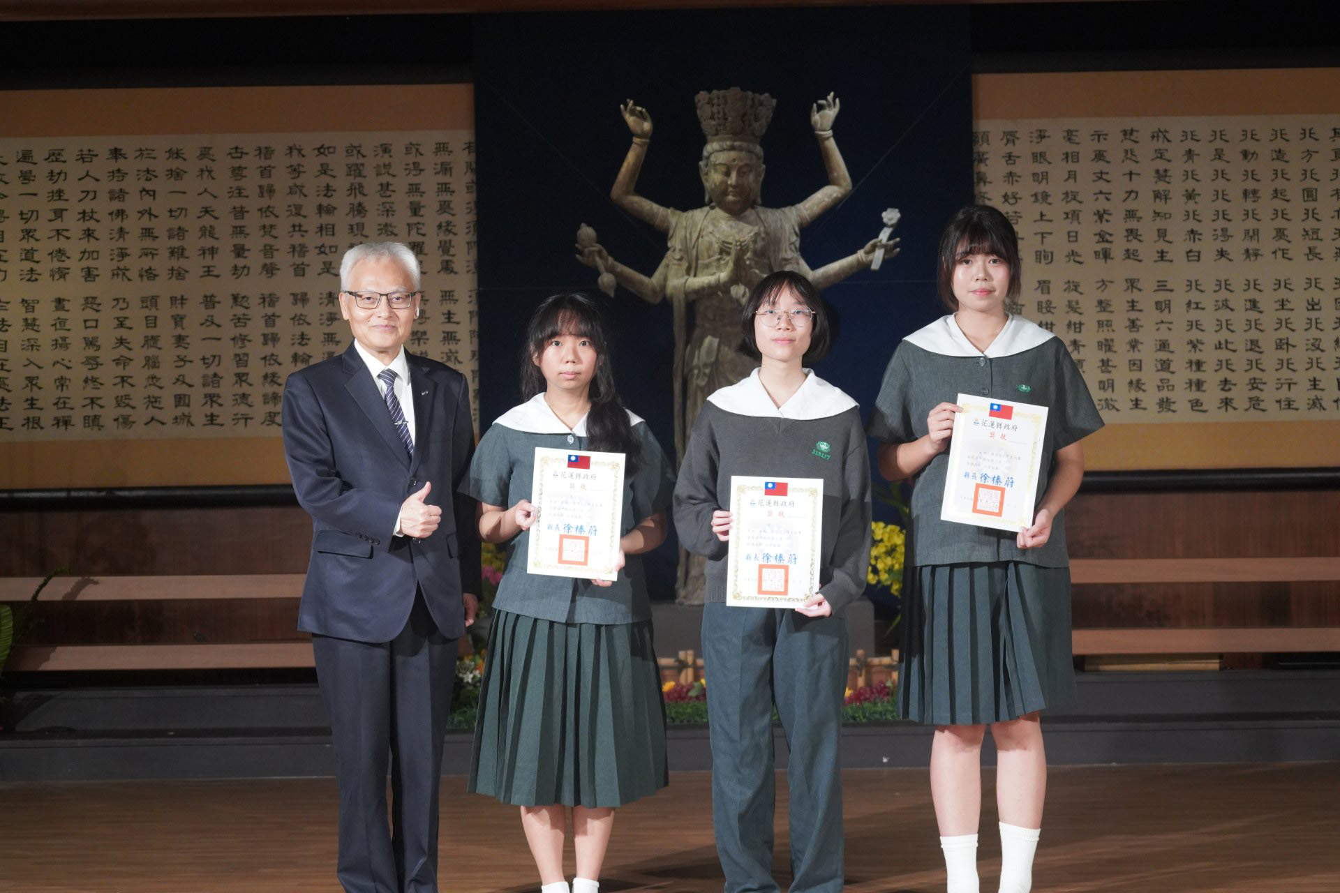 慈濟5月3日舉行「美哉！靜思堂」寫生比賽頒獎典禮，圖為高中職組獲獎者