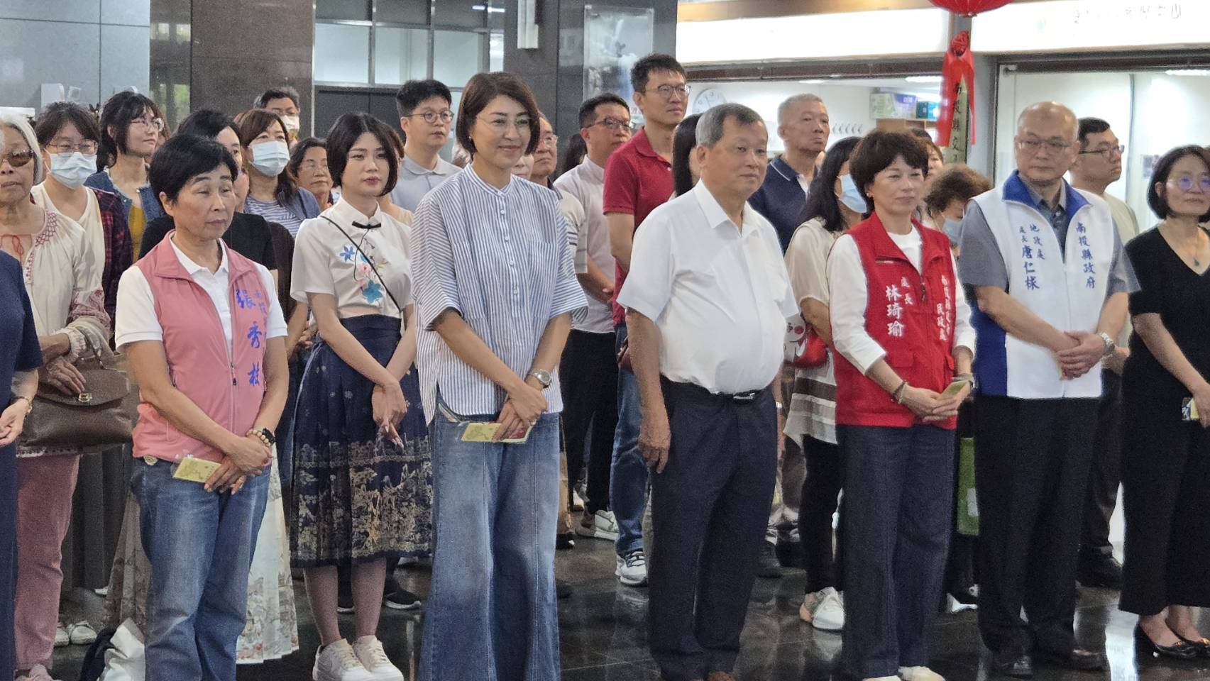 許淑華縣長與縣府人員一起參與浴佛，祈願平安