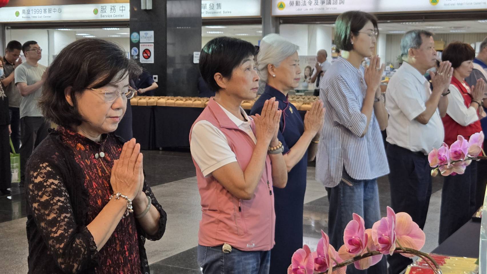 許淑華縣長與縣府人員、民眾一起參與浴佛，祈願平安