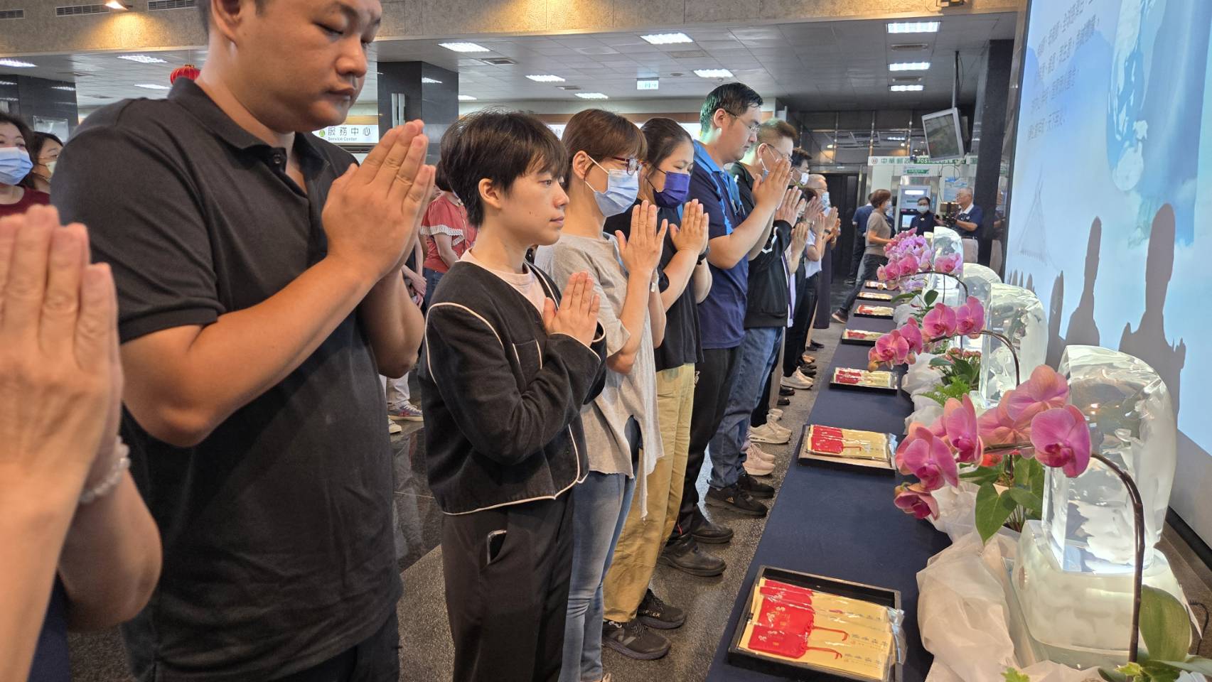 南投慈濟5月4日上午在南投縣政府舉行浴佛典禮，場面溫馨。