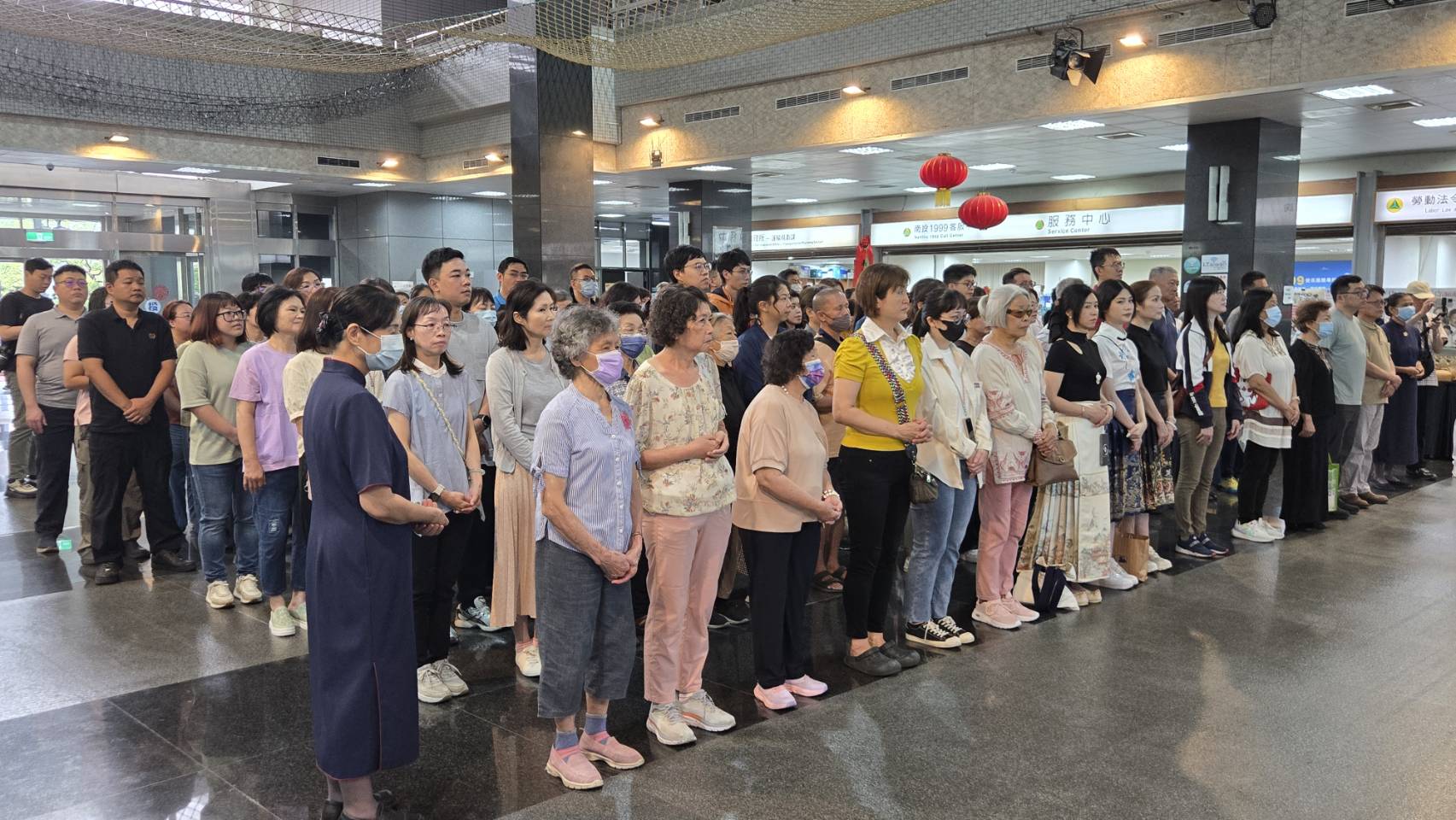 南投慈濟5月4日上午在南投縣政府舉行浴佛典禮，縣府人員與民眾熱烈參與。_0