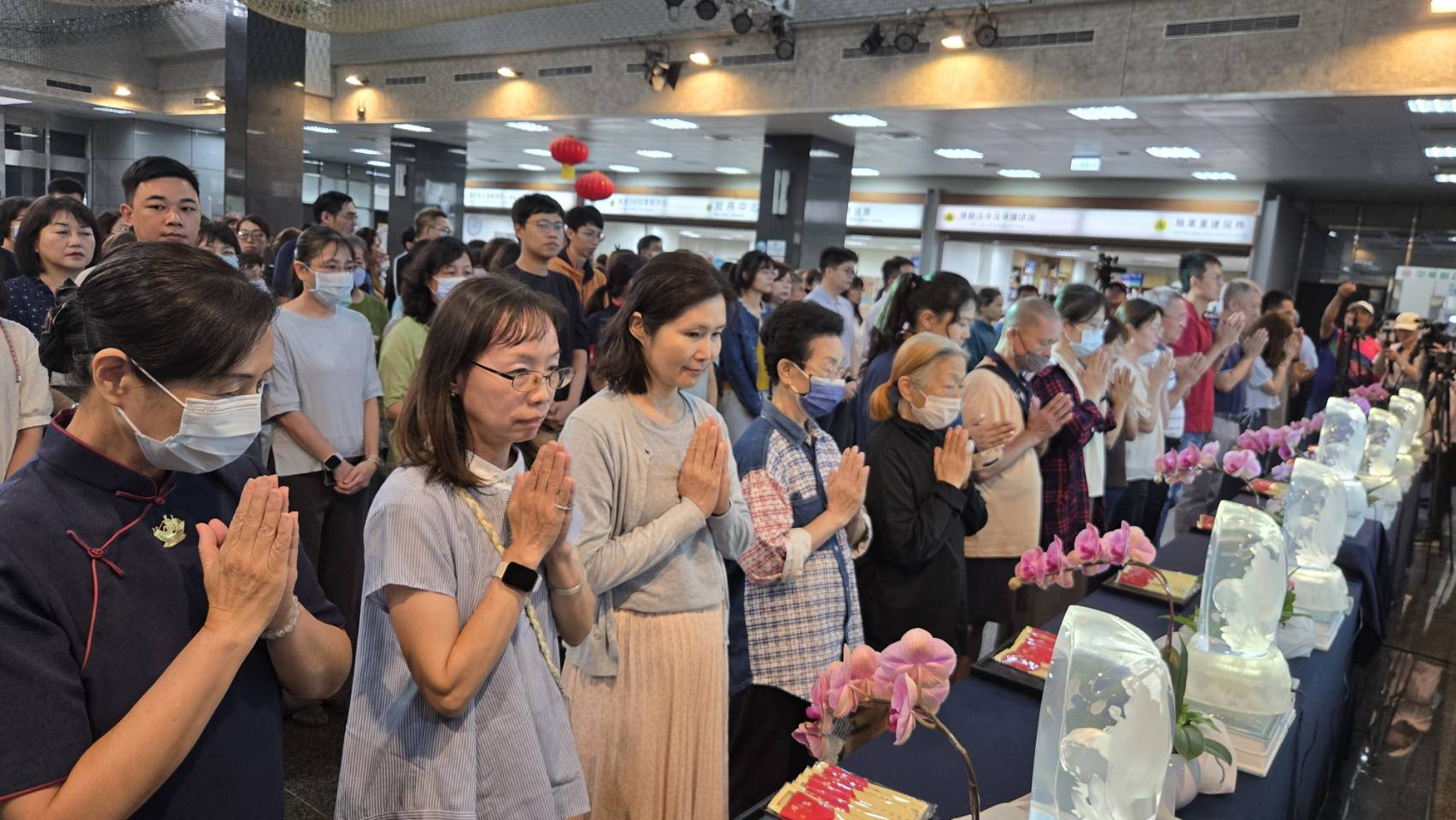 南投慈濟5月4日在南投縣政府舉行浴佛典禮，洽公民眾紛紛駐足參與。