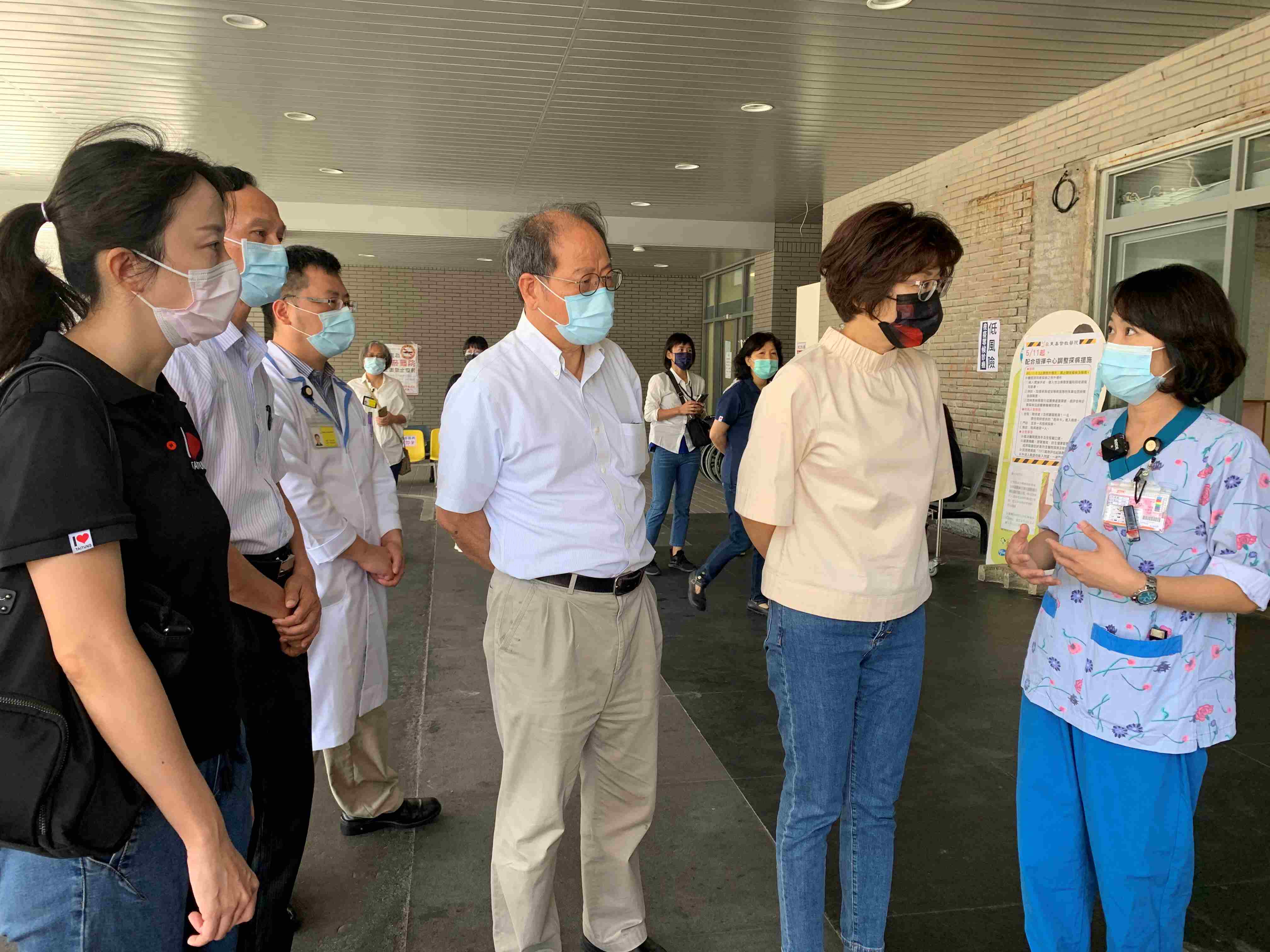 2021年新冠肺炎疫情期間，台東縣長饒慶鈴（右二）視察東基急診戶外篩檢站，急診室護理長吳佳珉（右一）向饒縣長說明處理流程。