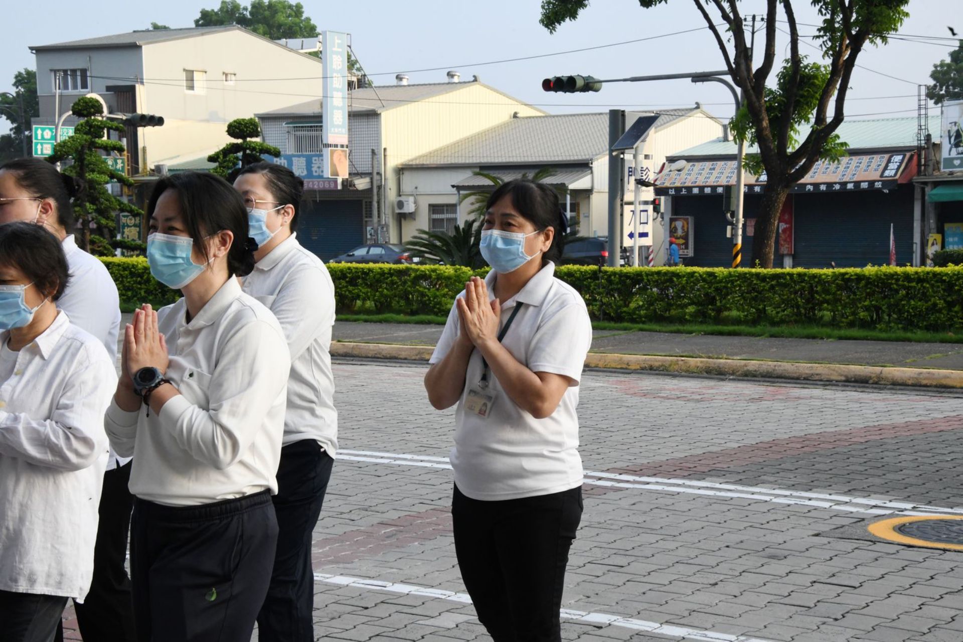 營養治療科供膳管理組的許寶綢，自醫院啟業之初便投入供膳行列，身為在地人，她無悔地將青春奉獻給大林慈濟，用每一頓溫熱餐食，默默傳遞大愛精神。