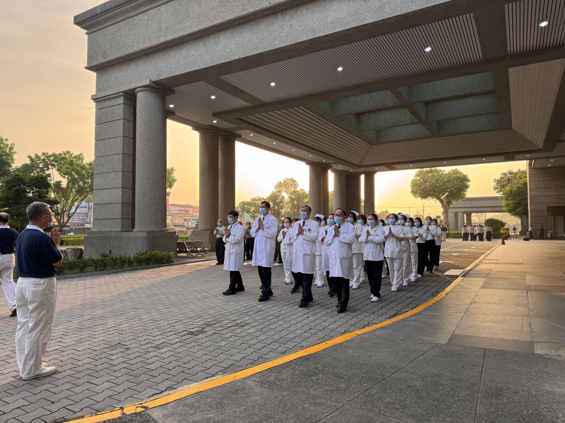 隨著莊嚴的佛號聲響起，院長室主管及全體同仁與志工們收攝身心，步調一致，展開了慈濟60周年慶的朝山儀式。