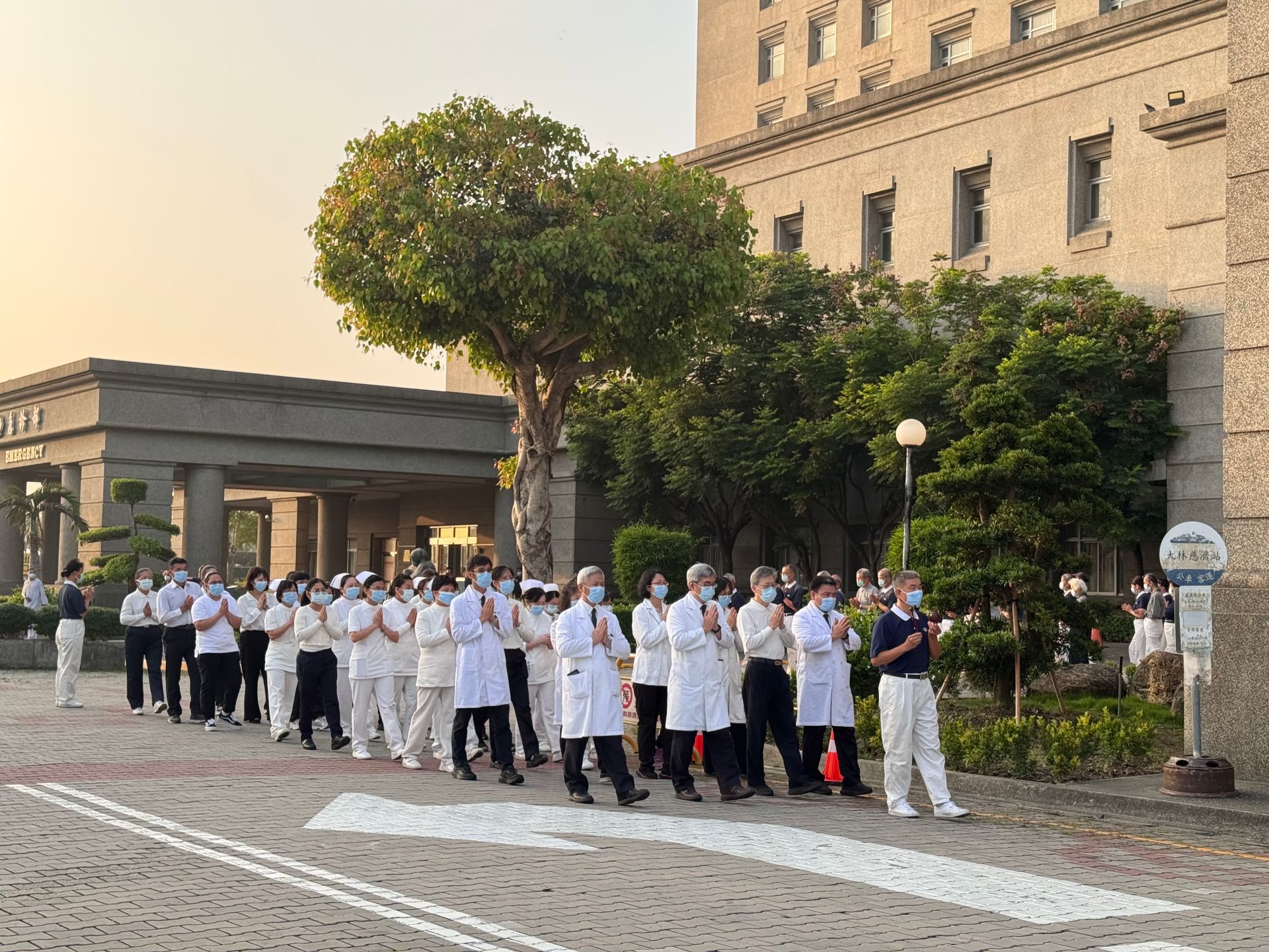 隨著莊嚴的佛號聲響起，院長室主管及全體同仁與志工們收攝身心，步調一致，展開了慈濟60周年慶的朝山儀式。