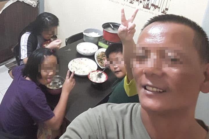 小芹爸爸親自下廚準備家常菜。用餐時，孩子們開心比出YA手勢，小芹還對鏡頭俏皮扮鬼臉，家中與親友相聚的氣氛輕鬆熱鬧，也展現一家人自然親暱的情感。