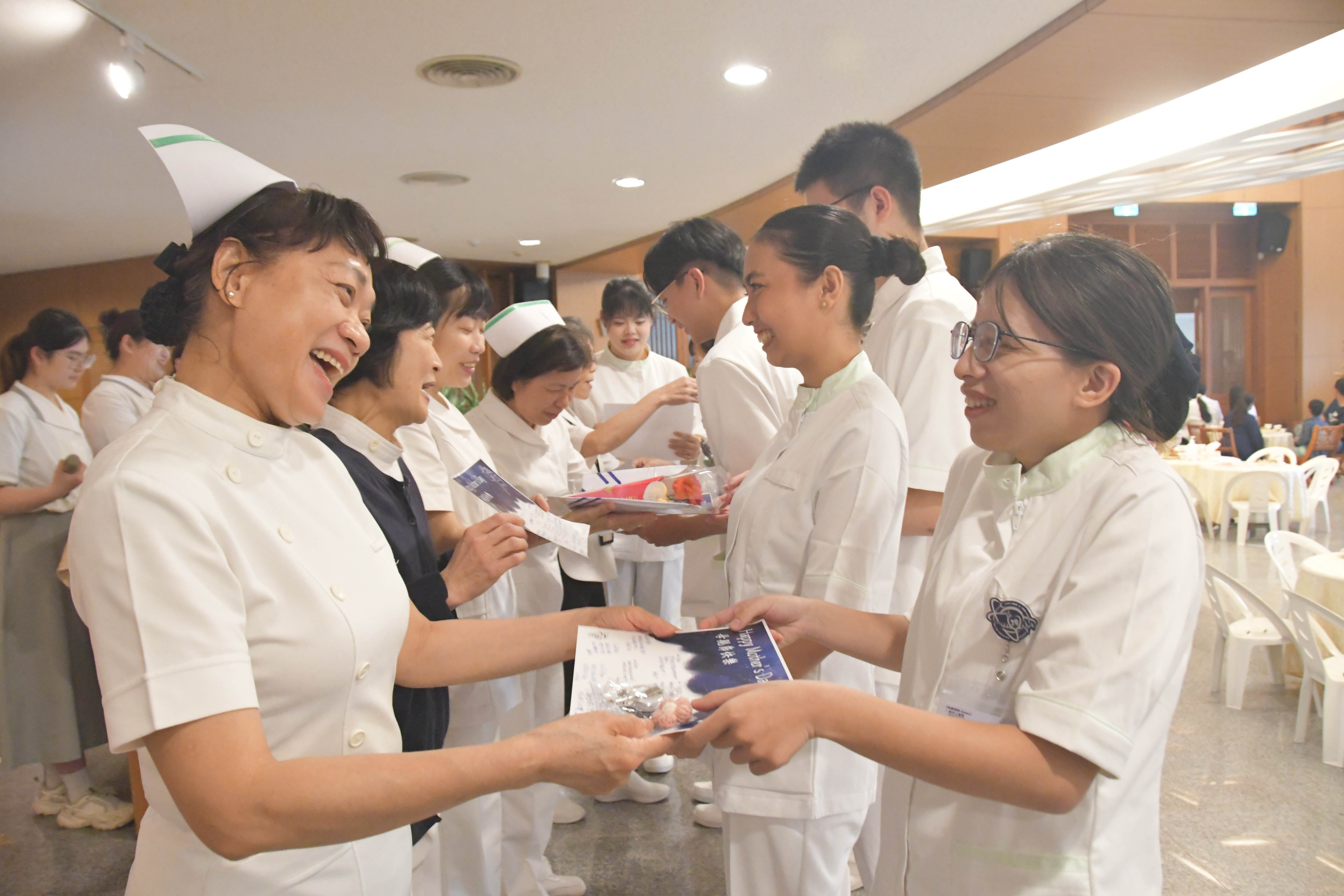 莊嚴隆重加冠典禮  學長姊給學弟妹的最佳禮物