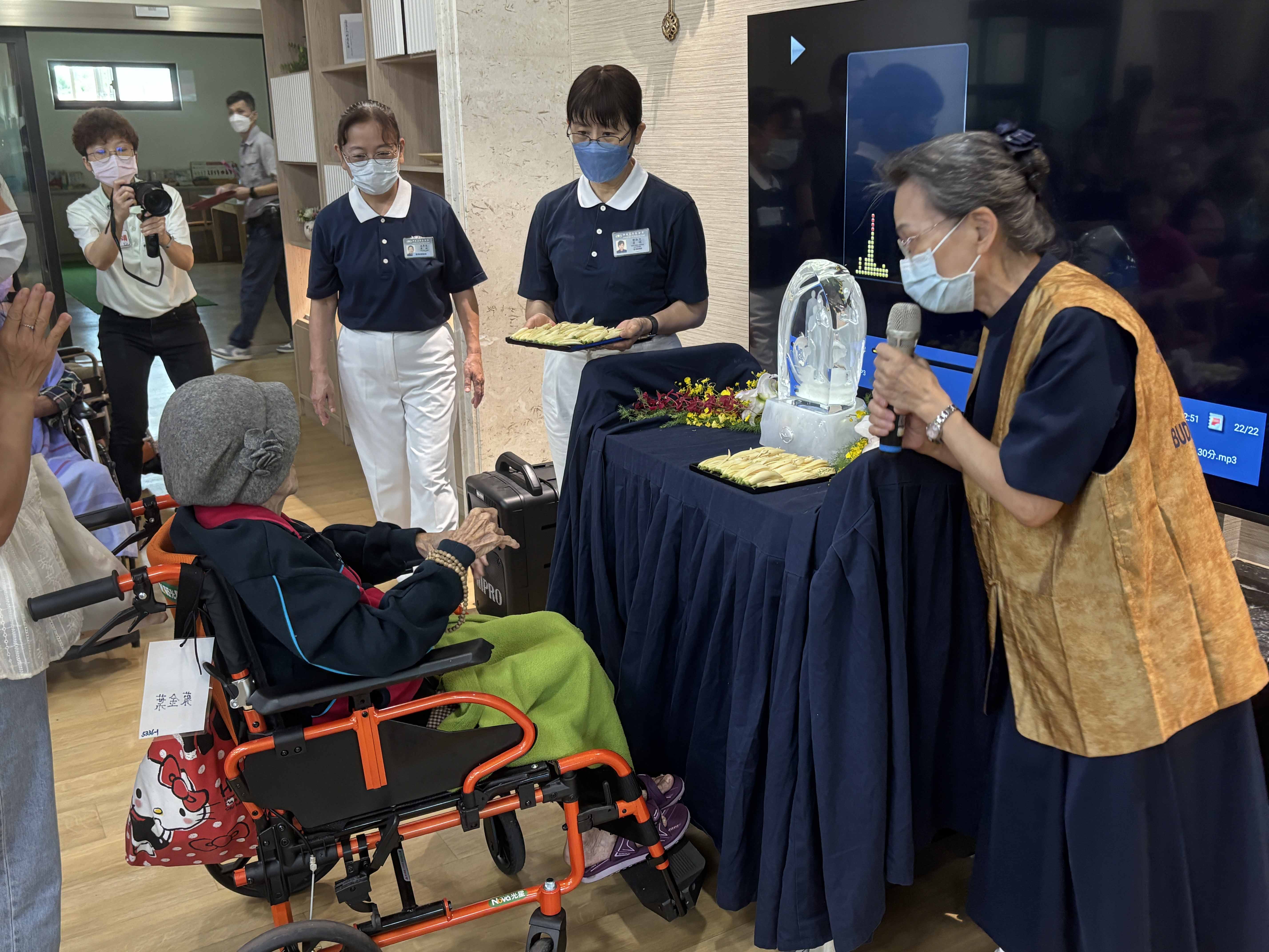 行動浴佛巡迴臺中慈濟仁愛長照 住民同霑佛澤