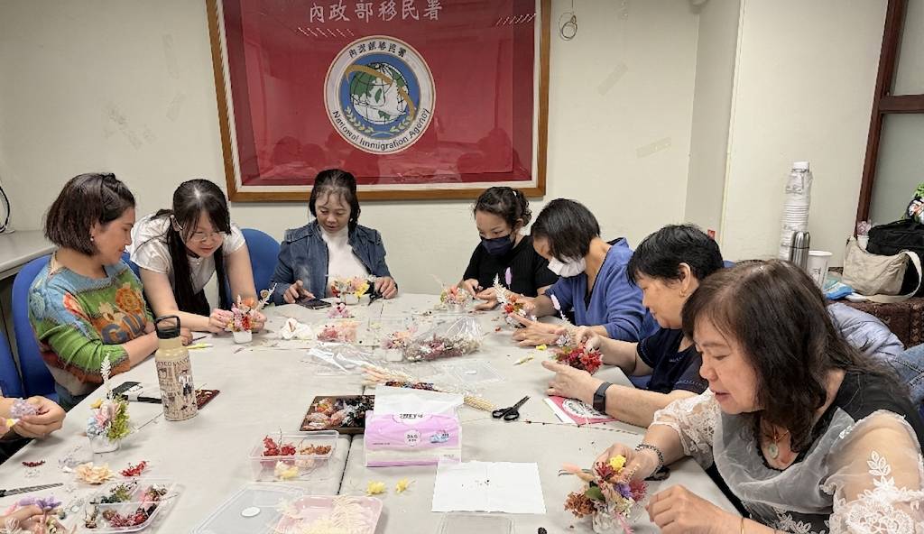 把思念做成一束花　新住民以永生花提前歡慶母親節