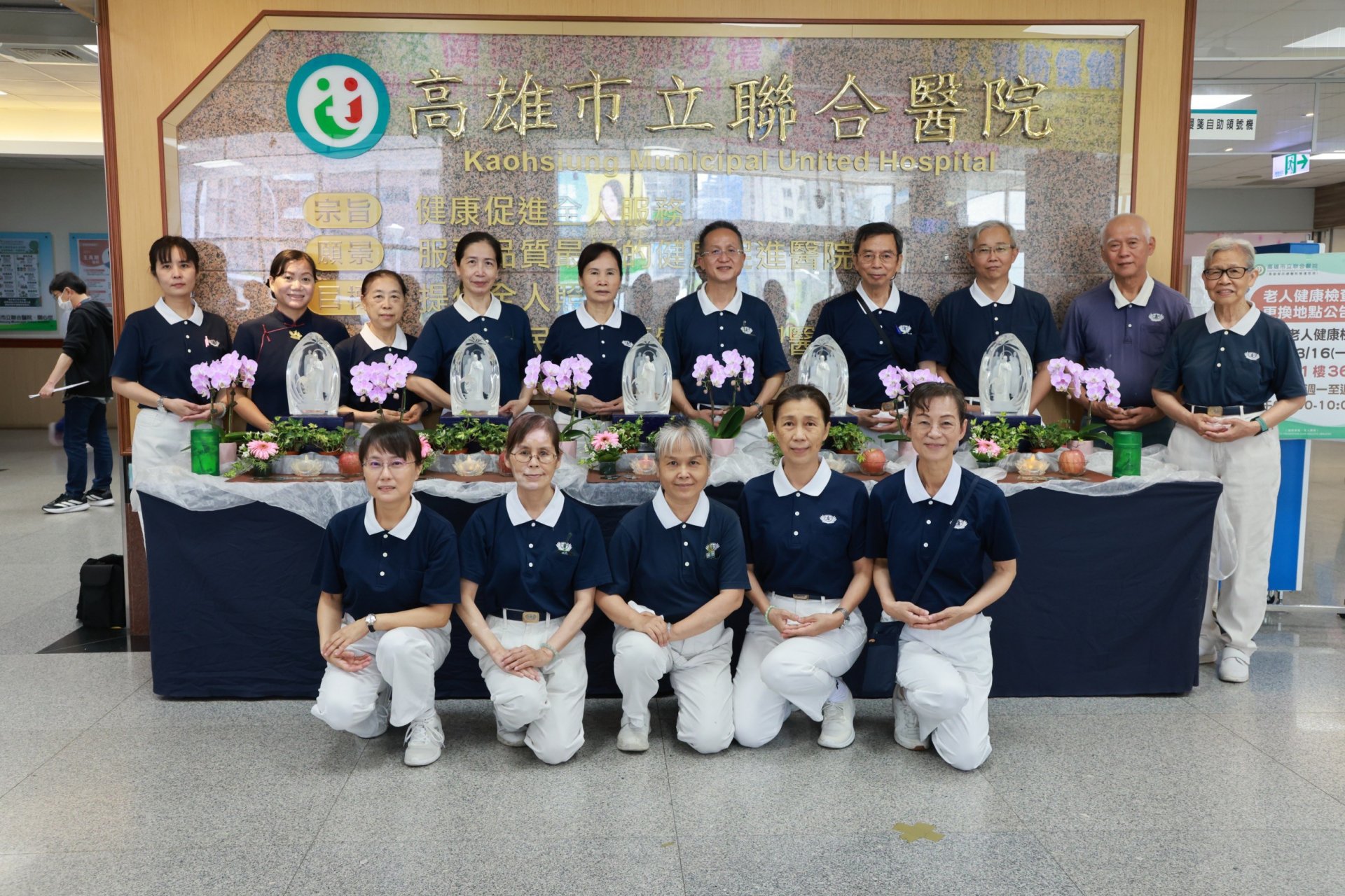 高雄市立聯合醫院浴佛 醫病齊聚祈願平安療癒
