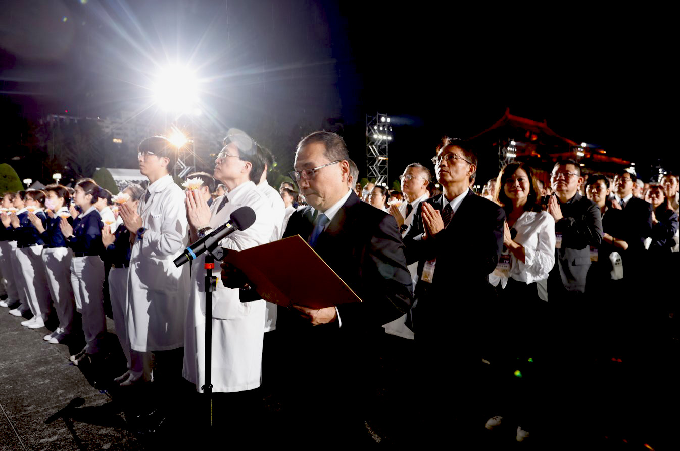 新北市侯友宜市長及基隆市邱佩琳副市長所帶領的市府團隊等貴賓，共同誠心誦唸「祈福文」。