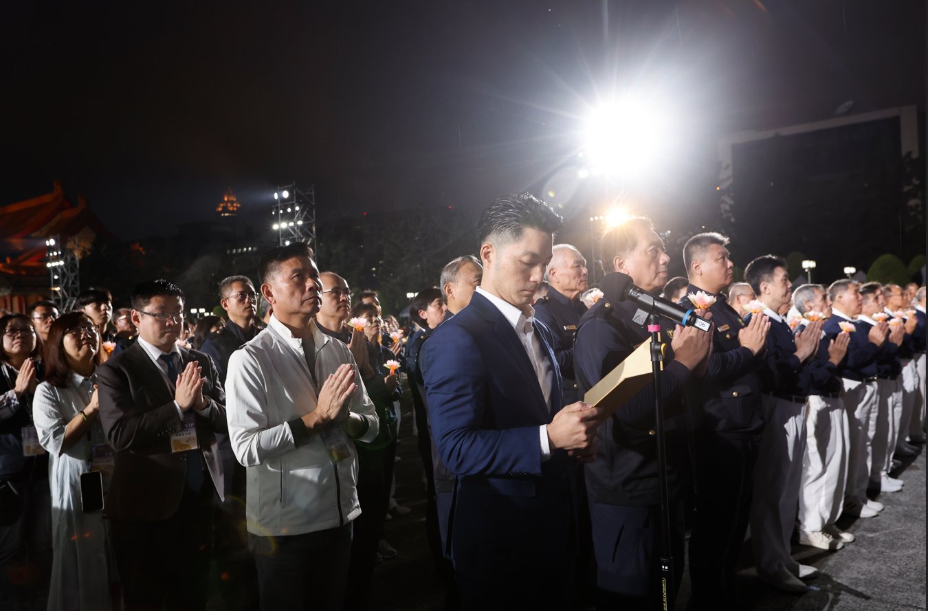 臺北市蔣萬安市長所帶領的市府團隊等貴賓，共同誠心誦唸「祈福文」。