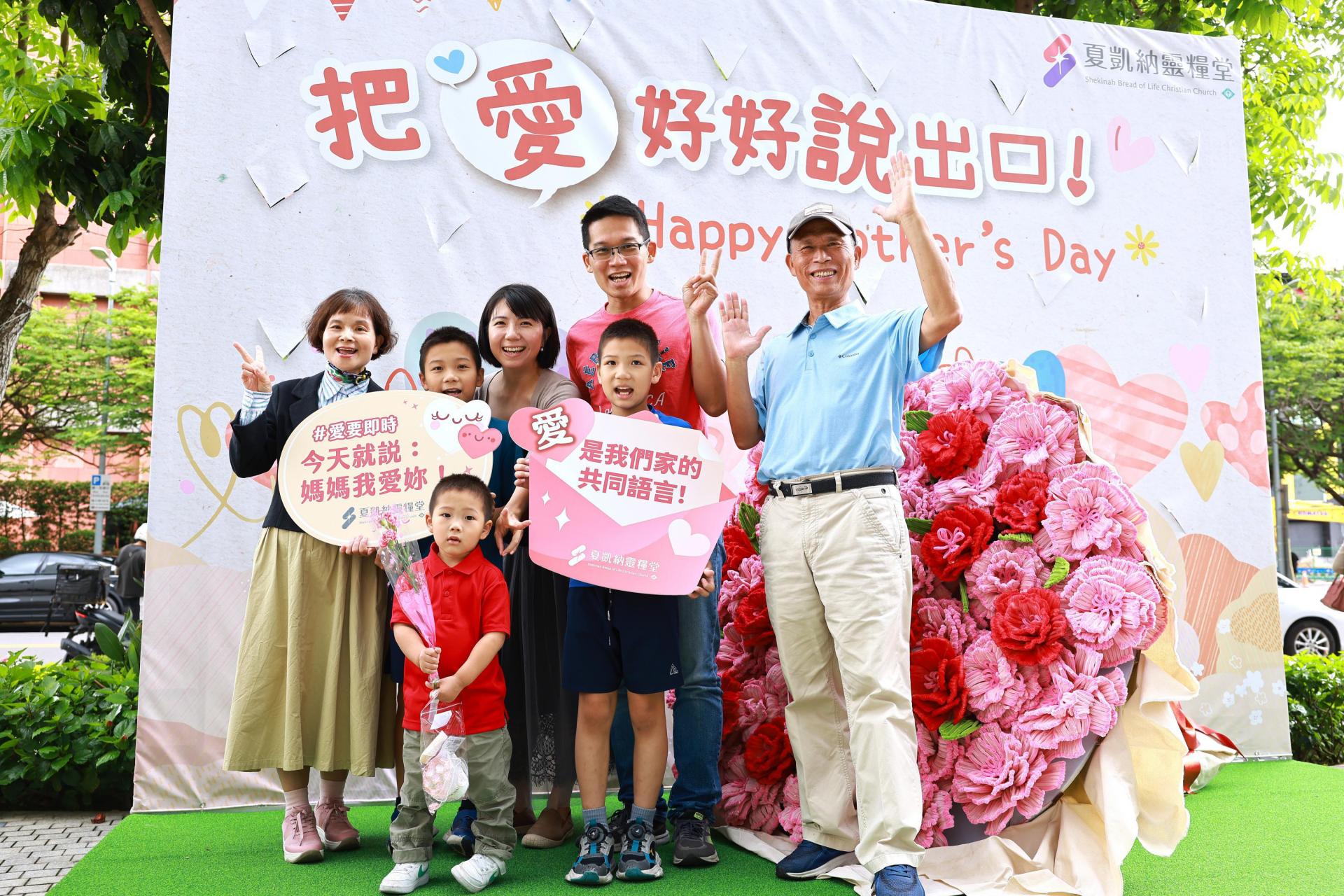 巨型手作康乃馨花束現身大直商圈，成為今年母親節最吸睛的「愛的告白」場景。 